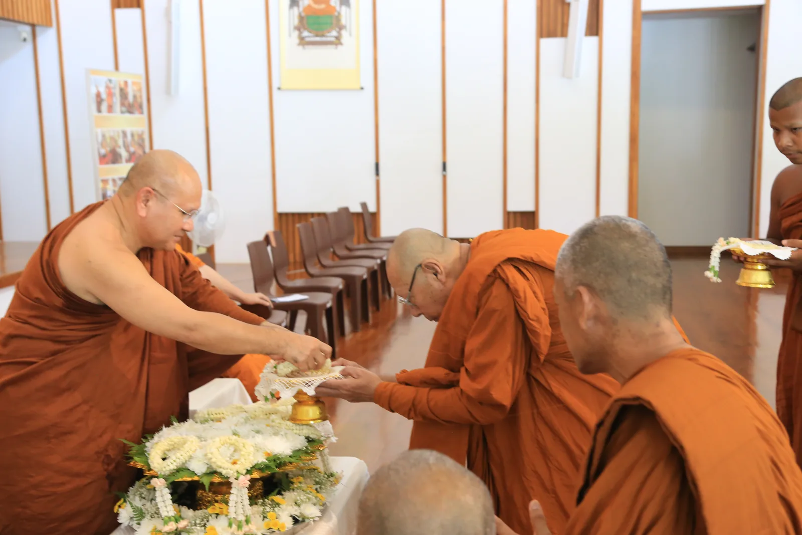 ประมวลภาพบรรยากาศ พิธีสรงน้ำท่านพระอาจารย์ในงานมุทิตาสักการะอายุวัฒนมงคล ๕๖ ปี