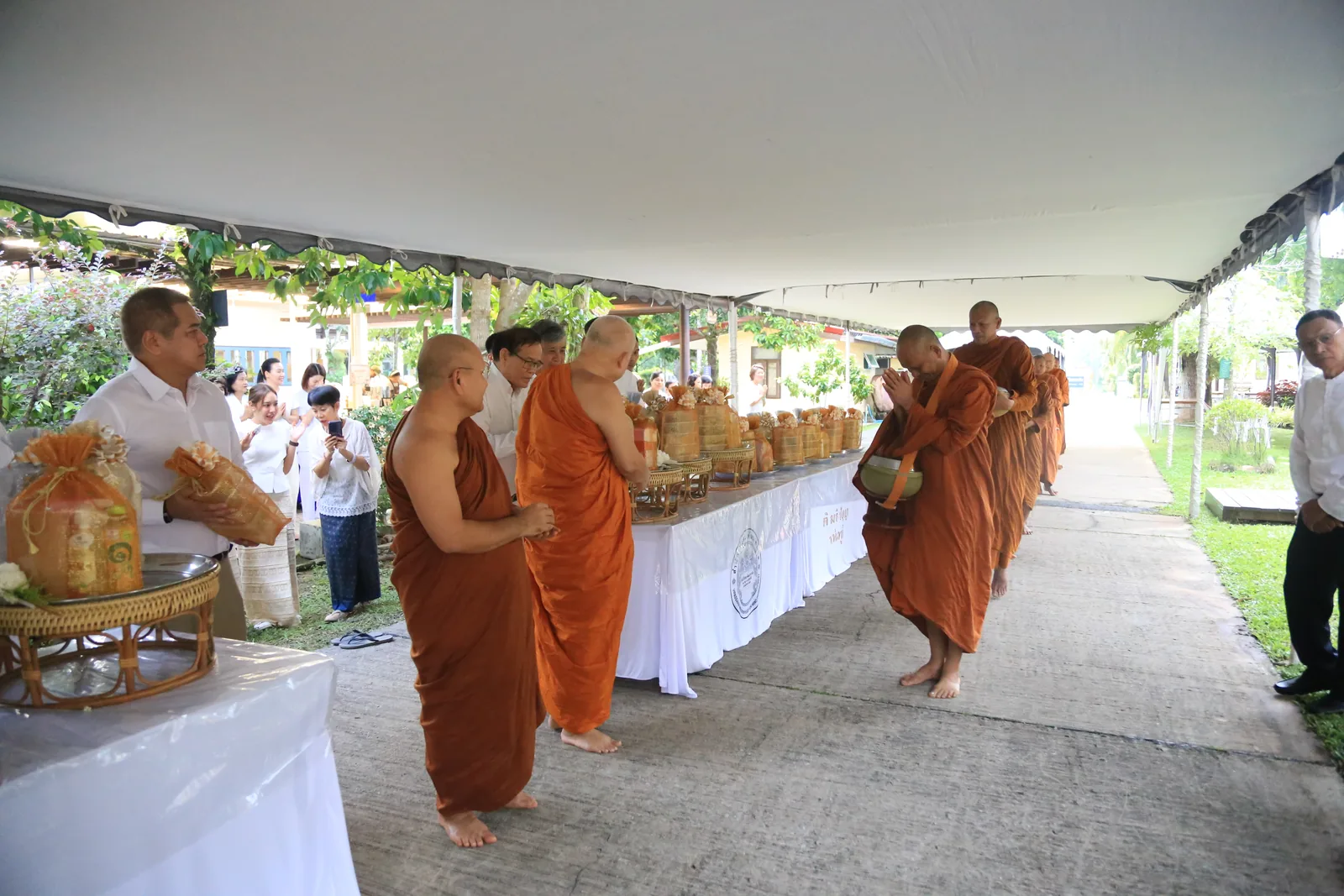 ประมวลภาพบรรยากาศ พิธีสรงน้ำท่านพระอาจารย์ในงานมุทิตาสักการะอายุวัฒนมงคล ๕๖ ปี