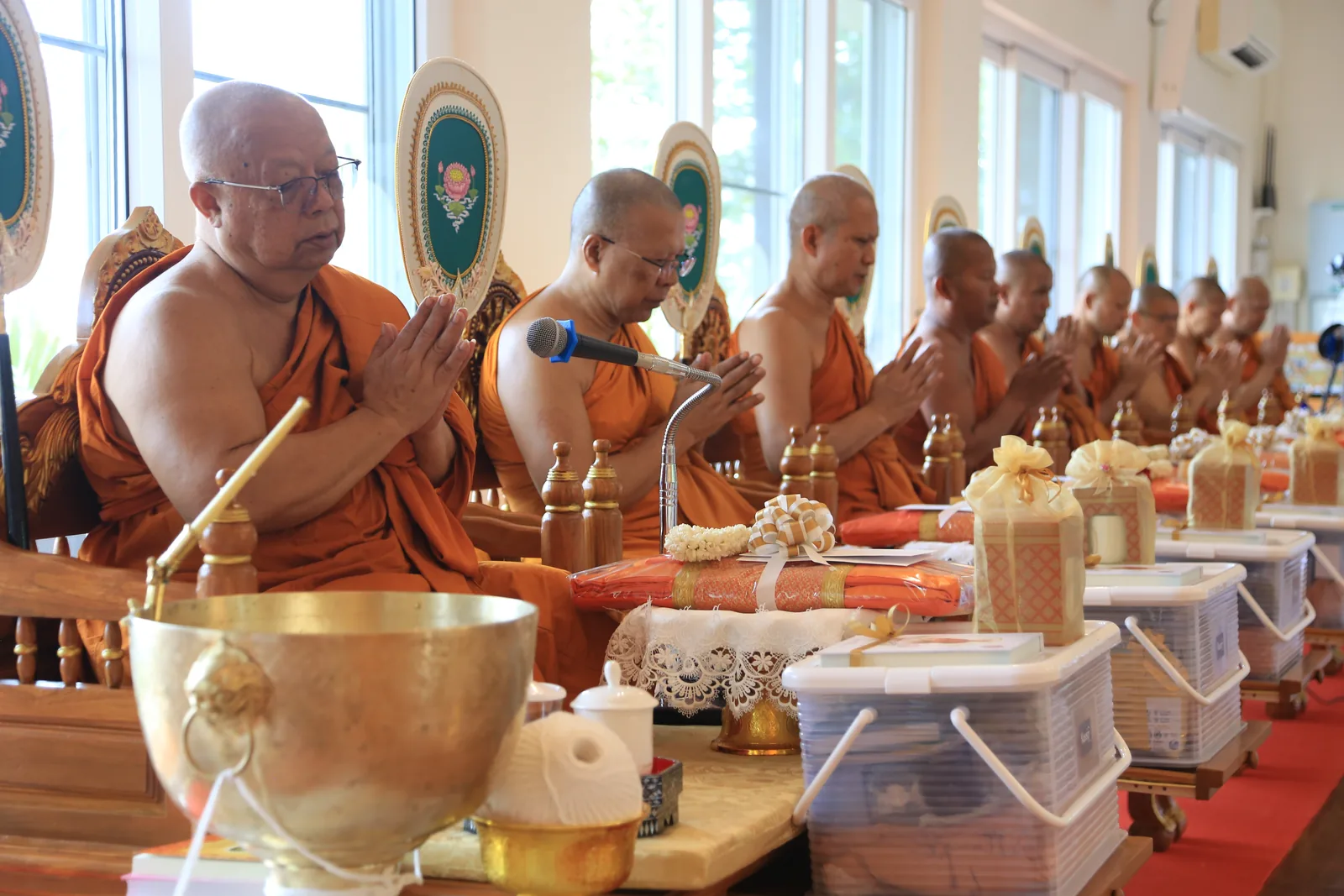 ประมวลภาพบรรยากาศ พิธีสรงน้ำท่านพระอาจารย์ในงานมุทิตาสักการะอายุวัฒนมงคล ๕๖ ปี