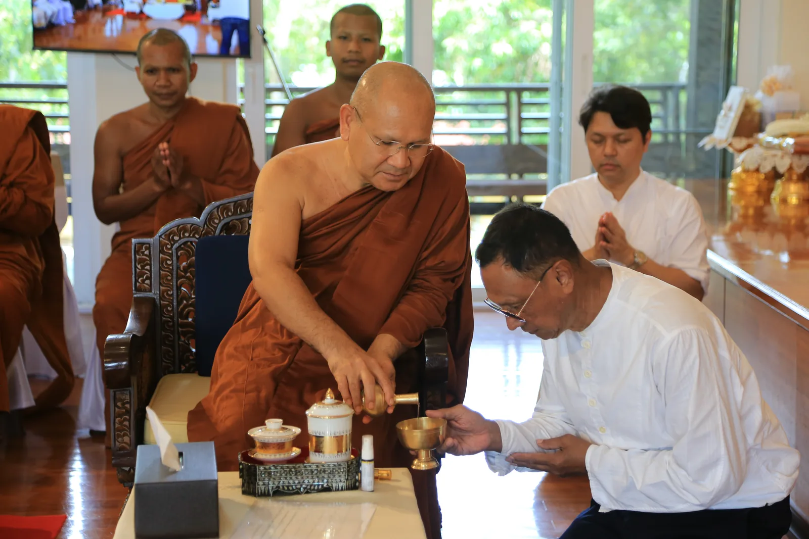 ประมวลภาพบรรยากาศ พิธีสรงน้ำท่านพระอาจารย์ในงานมุทิตาสักการะอายุวัฒนมงคล ๕๖ ปี