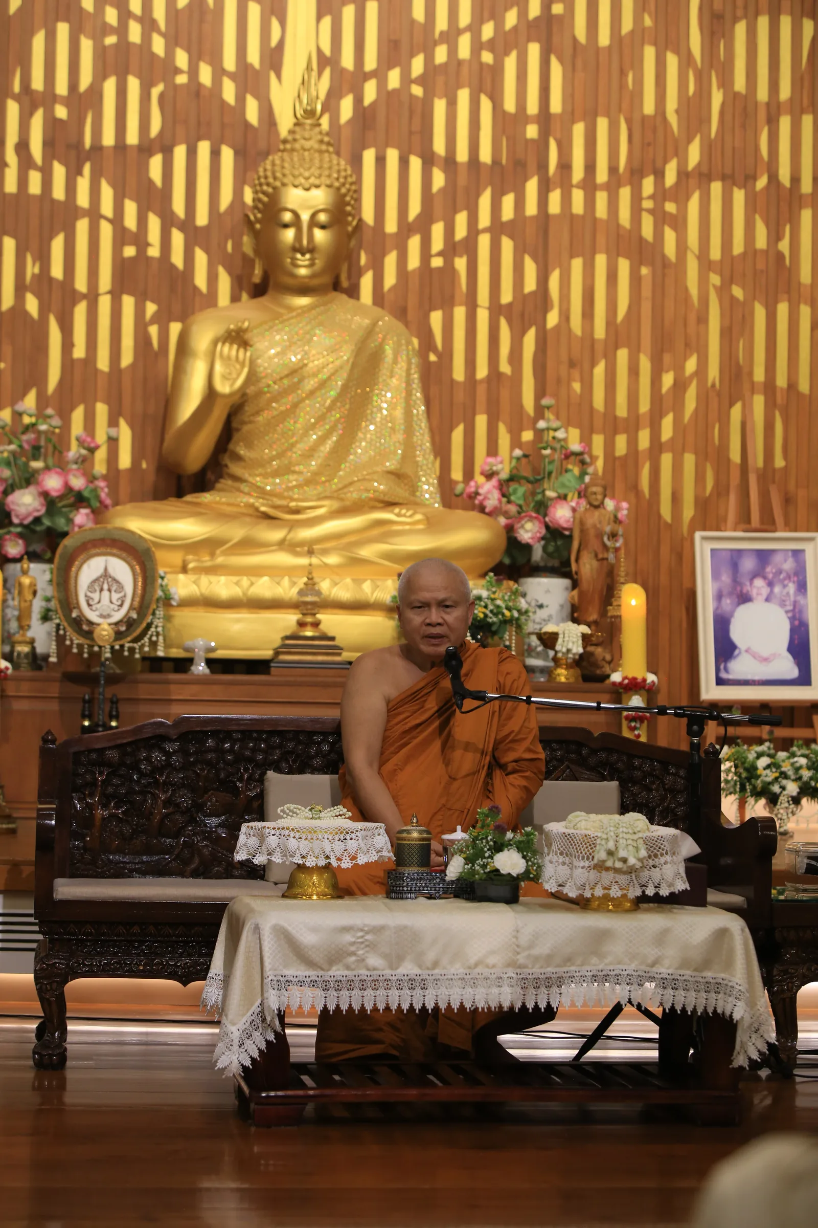 ประมวลภาพบรรยากาศ พิธีสรงน้ำท่านพระอาจารย์ในงานมุทิตาสักการะอายุวัฒนมงคล ๕๖ ปี