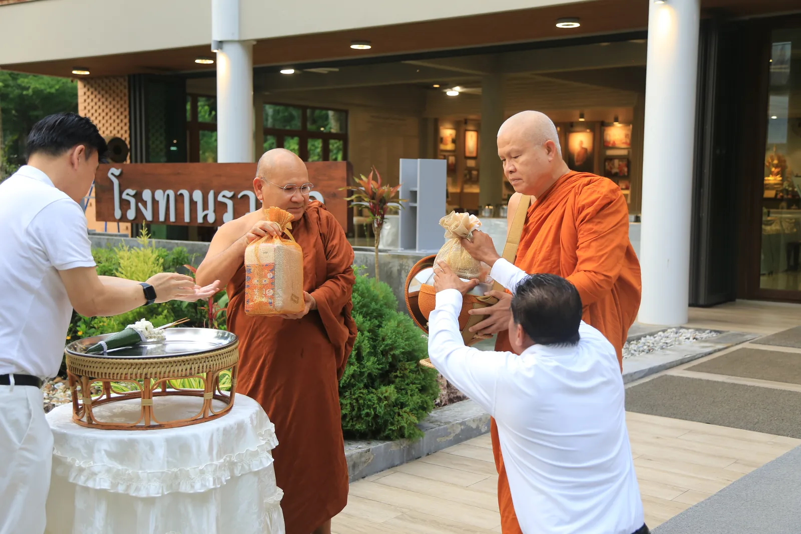 ประมวลภาพบรรยากาศ พิธีสรงน้ำท่านพระอาจารย์ในงานมุทิตาสักการะอายุวัฒนมงคล ๕๖ ปี