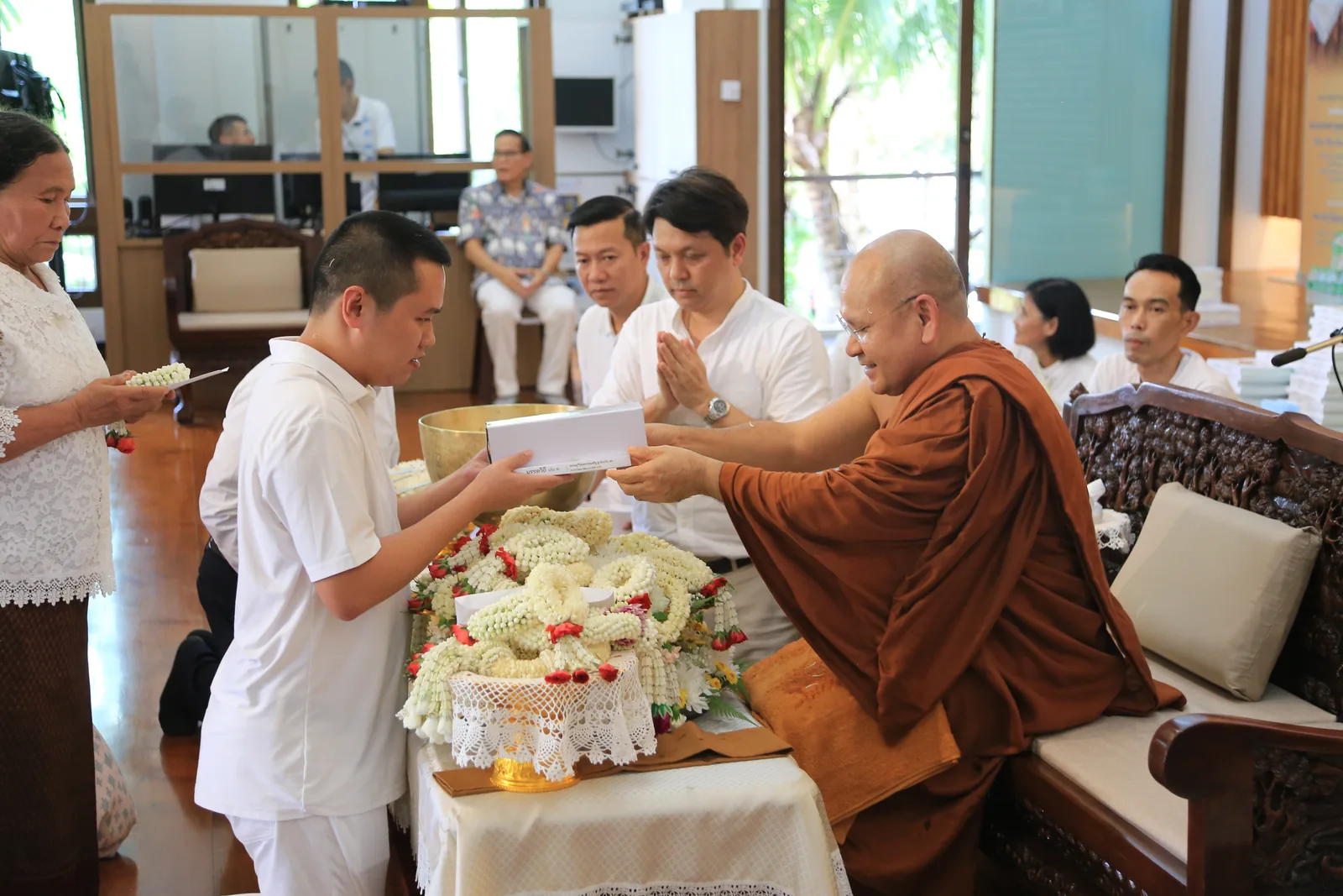 ประมวลภาพบรรยากาศ พิธีสรงน้ำท่านพระอาจารย์ในงานมุทิตาสักการะอายุวัฒนมงคล ๕๖ ปี