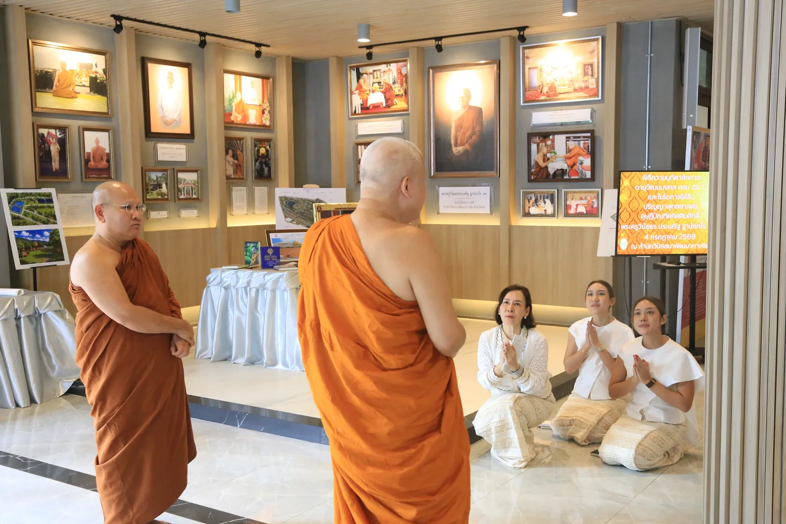 ประมวลภาพบรรยากาศ พิธีสรงน้ำท่านพระอาจารย์ในงานมุทิตาสักการะอายุวัฒนมงคล ๕๖ ปี