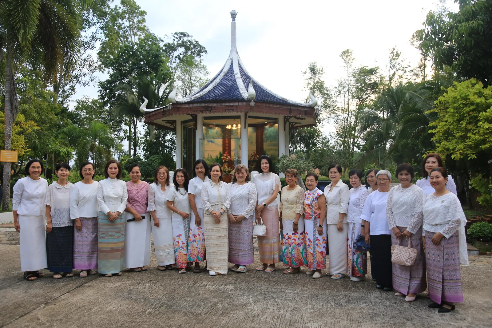 ประมวลภาพบรรยากาศ พิธีสรงน้ำท่านพระอาจารย์ในงานมุทิตาสักการะอายุวัฒนมงคล ๕๖ ปี