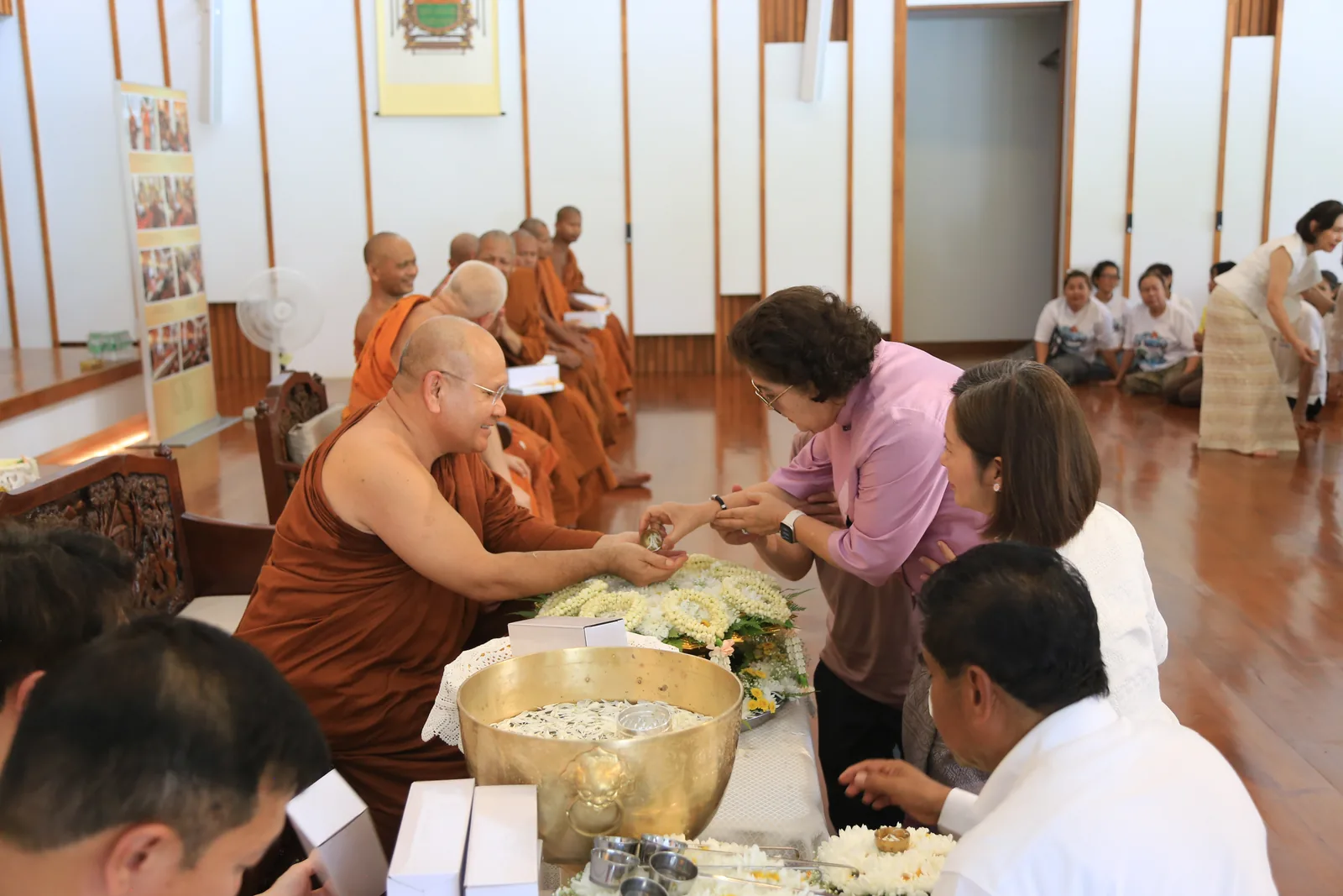 ประมวลภาพบรรยากาศ พิธีสรงน้ำท่านพระอาจารย์ในงานมุทิตาสักการะอายุวัฒนมงคล ๕๖ ปี