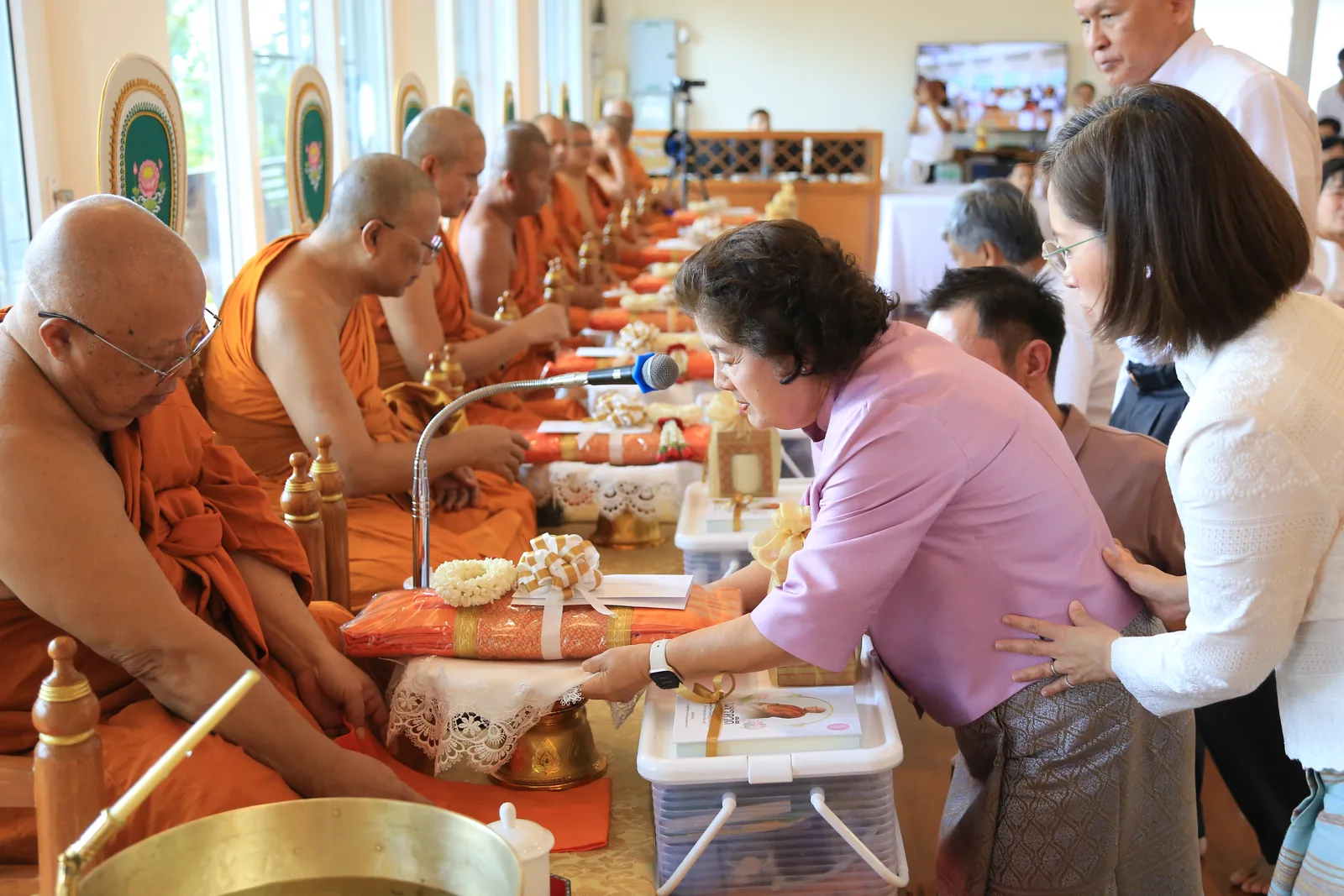 ประมวลภาพบรรยากาศ พิธีสรงน้ำท่านพระอาจารย์ในงานมุทิตาสักการะอายุวัฒนมงคล ๕๖ ปี