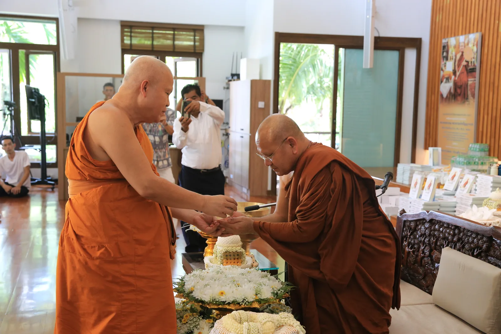 ประมวลภาพบรรยากาศ พิธีสรงน้ำท่านพระอาจารย์ในงานมุทิตาสักการะอายุวัฒนมงคล ๕๖ ปี