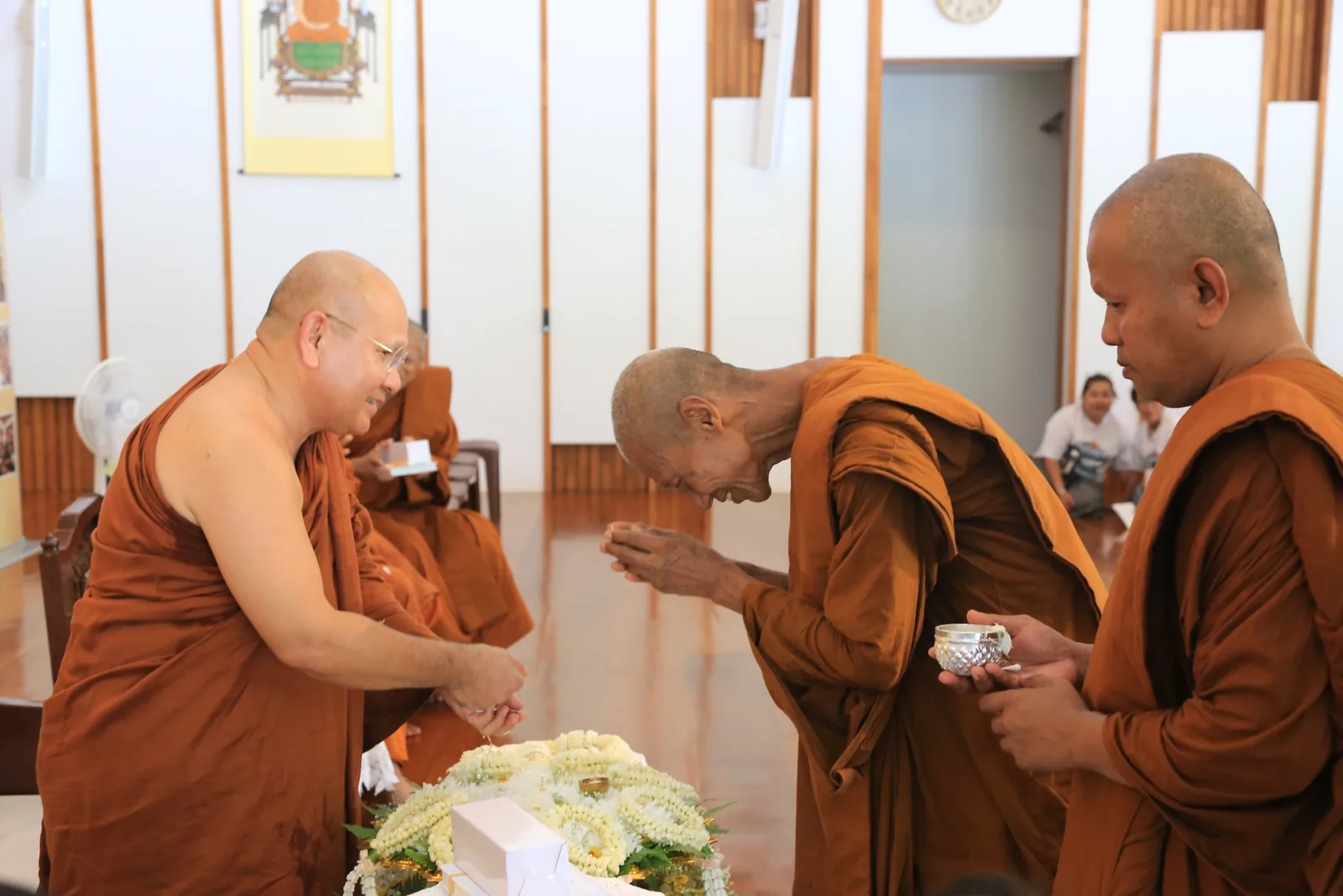 ประมวลภาพบรรยากาศ พิธีสรงน้ำท่านพระอาจารย์ในงานมุทิตาสักการะอายุวัฒนมงคล ๕๖ ปี