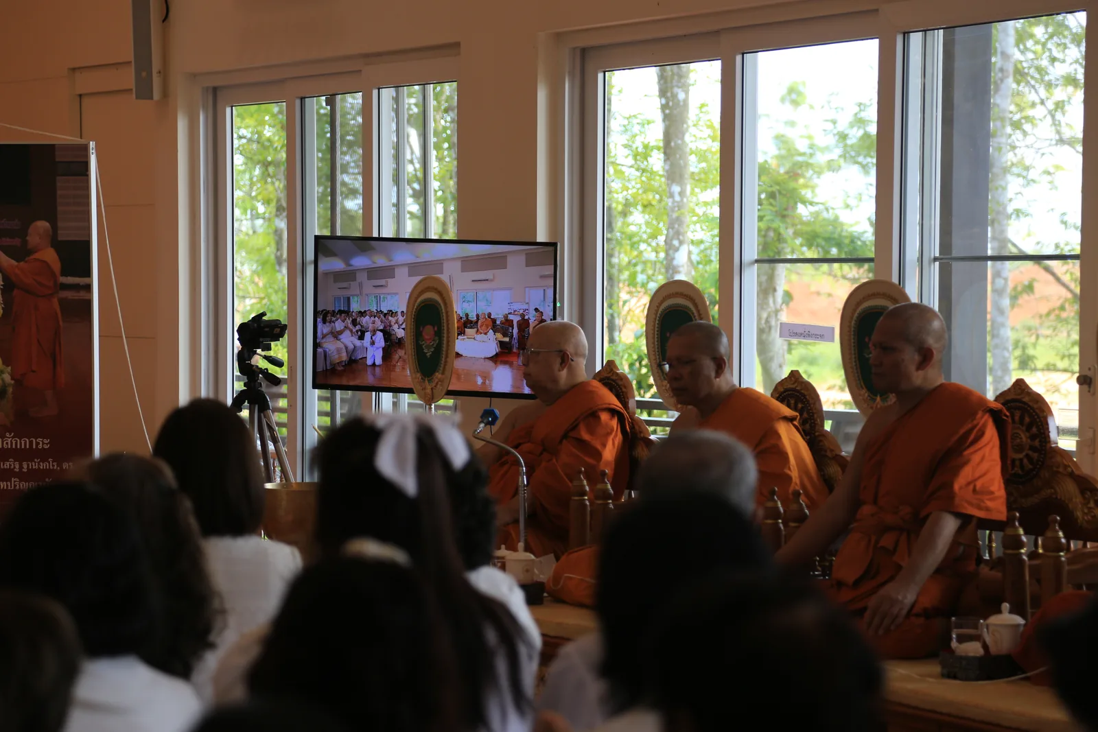 ประมวลภาพบรรยากาศ พิธีสรงน้ำท่านพระอาจารย์ในงานมุทิตาสักการะอายุวัฒนมงคล ๕๖ ปี