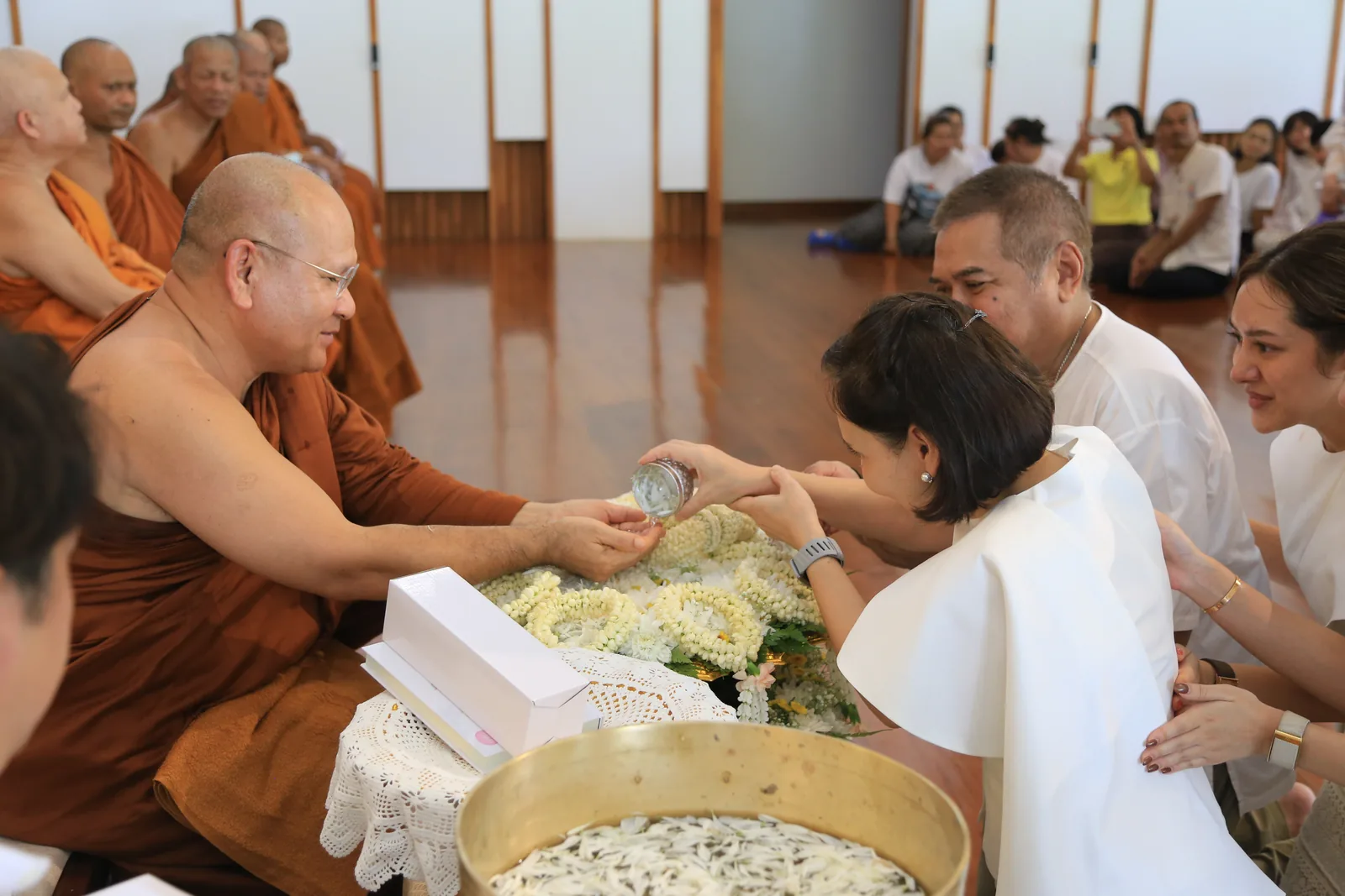 ประมวลภาพบรรยากาศ พิธีสรงน้ำท่านพระอาจารย์ในงานมุทิตาสักการะอายุวัฒนมงคล ๕๖ ปี