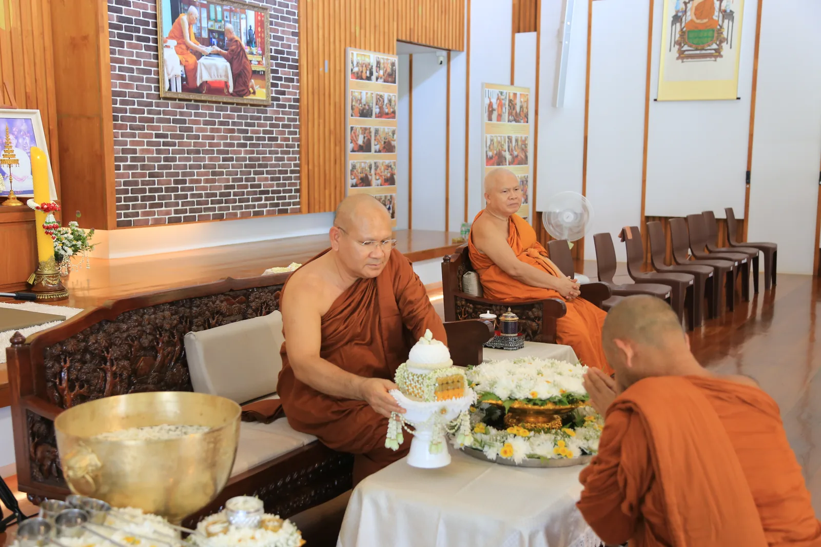 ประมวลภาพบรรยากาศ พิธีสรงน้ำท่านพระอาจารย์ในงานมุทิตาสักการะอายุวัฒนมงคล ๕๖ ปี