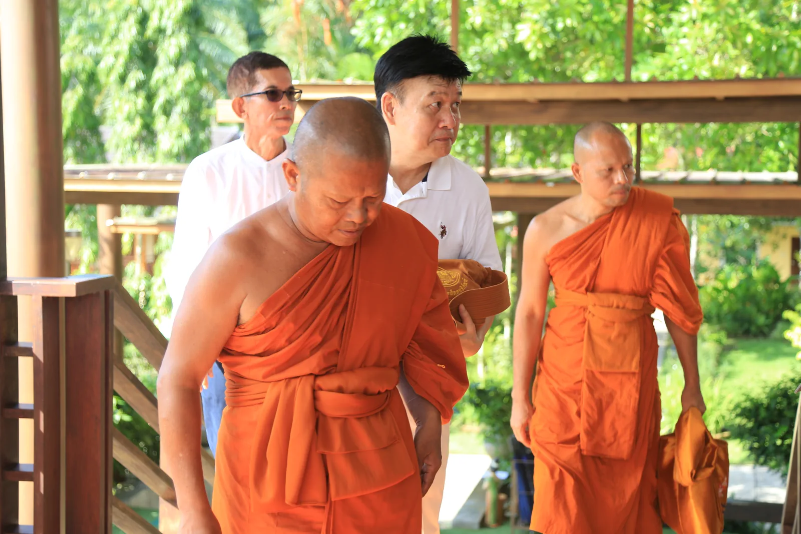 ประมวลภาพบรรยากาศ พิธีสรงน้ำท่านพระอาจารย์ในงานมุทิตาสักการะอายุวัฒนมงคล ๕๖ ปี