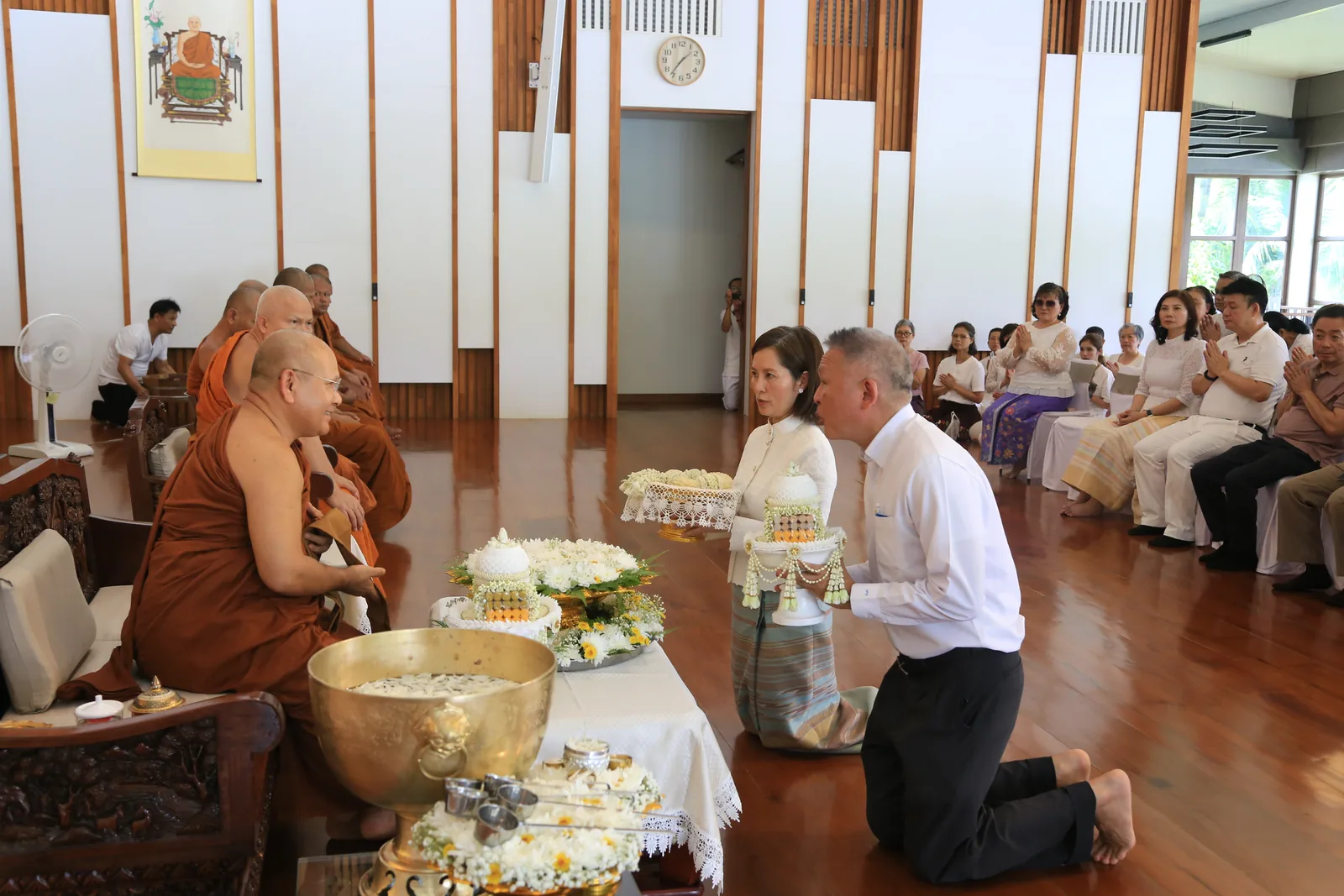 ประมวลภาพบรรยากาศ พิธีสรงน้ำท่านพระอาจารย์ในงานมุทิตาสักการะอายุวัฒนมงคล ๕๖ ปี