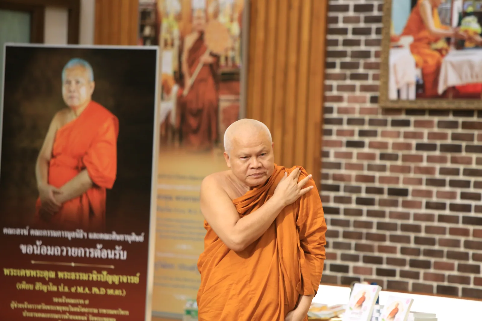 ประมวลภาพบรรยากาศ พิธีสรงน้ำท่านพระอาจารย์ในงานมุทิตาสักการะอายุวัฒนมงคล ๕๖ ปี