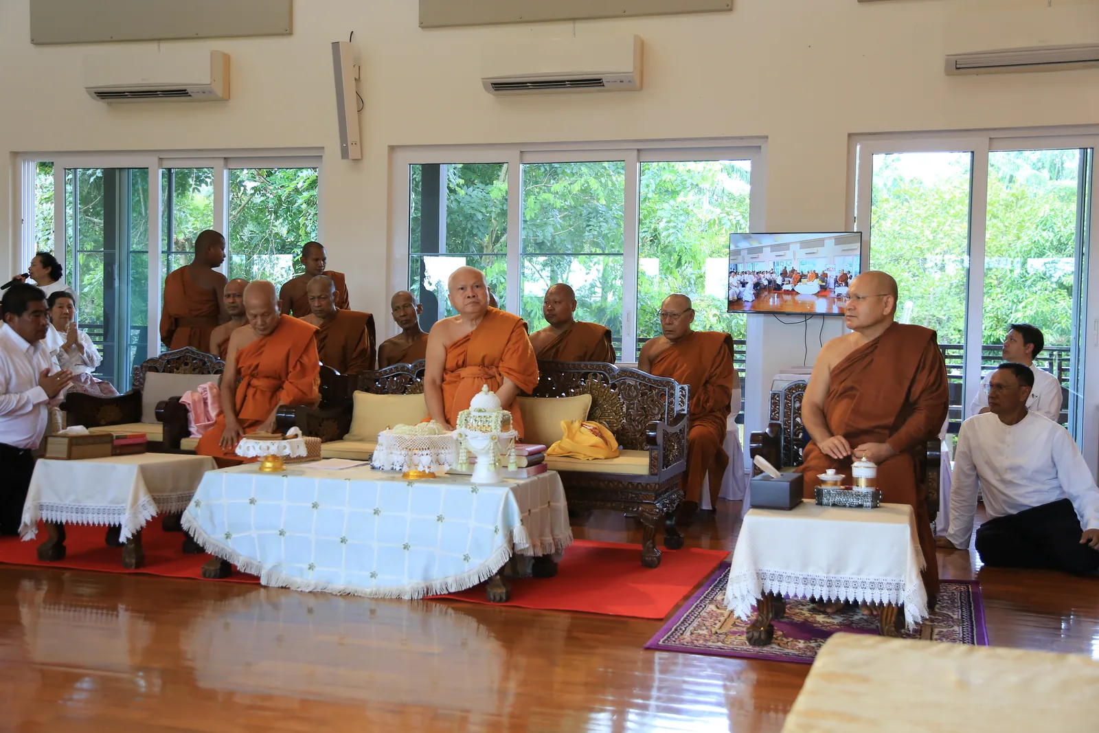 ประมวลภาพบรรยากาศ พิธีสรงน้ำท่านพระอาจารย์ในงานมุทิตาสักการะอายุวัฒนมงคล ๕๖ ปี