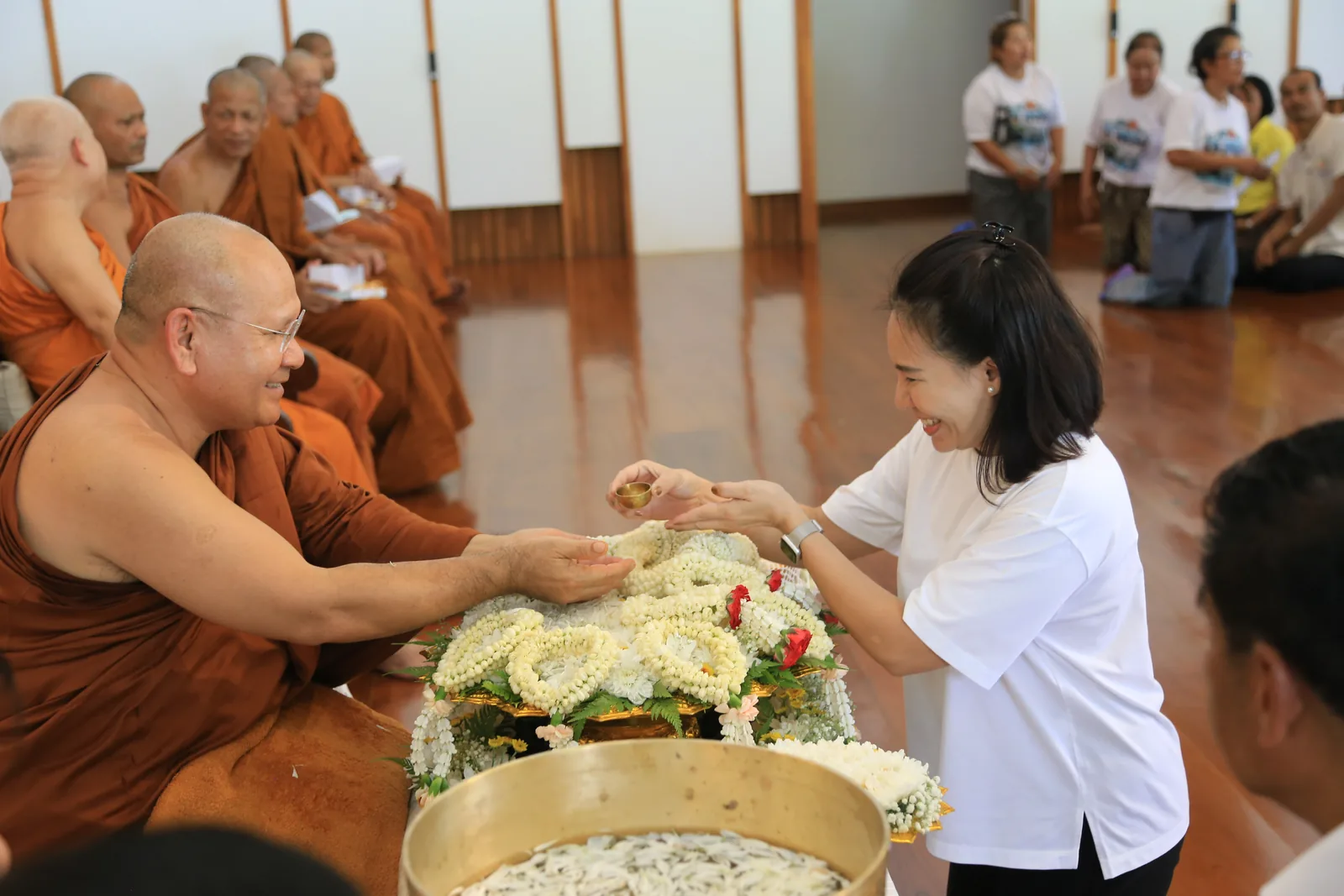 ประมวลภาพบรรยากาศ พิธีสรงน้ำท่านพระอาจารย์ในงานมุทิตาสักการะอายุวัฒนมงคล ๕๖ ปี
