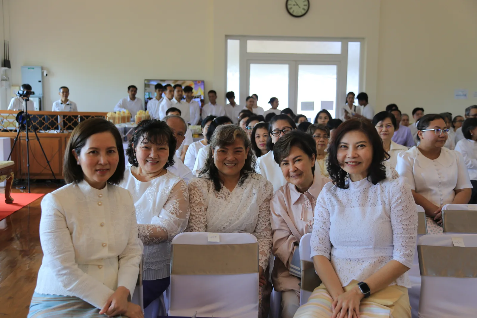 ประมวลภาพบรรยากาศ พิธีสรงน้ำท่านพระอาจารย์ในงานมุทิตาสักการะอายุวัฒนมงคล ๕๖ ปี