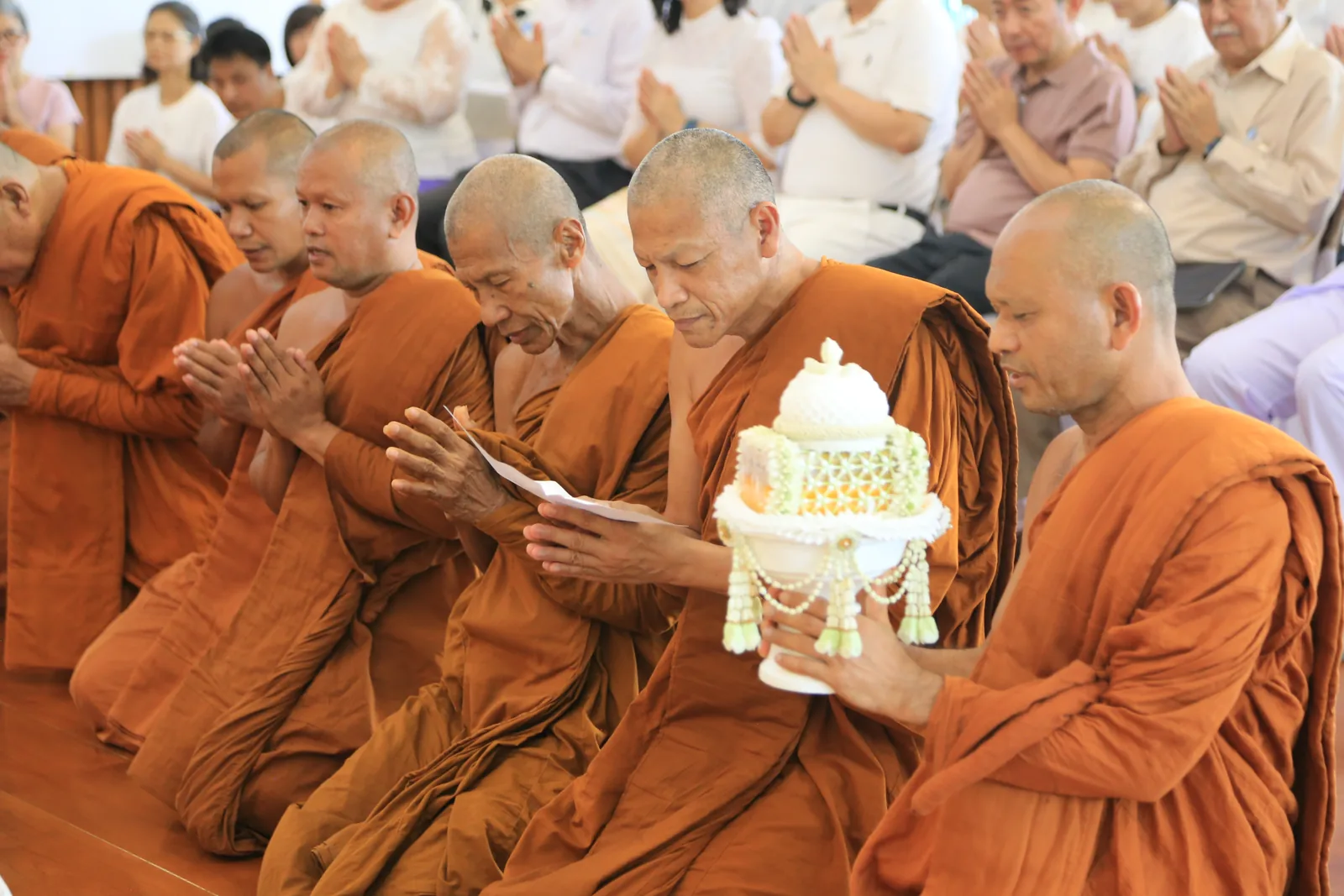 ประมวลภาพบรรยากาศ พิธีสรงน้ำท่านพระอาจารย์ในงานมุทิตาสักการะอายุวัฒนมงคล ๕๖ ปี