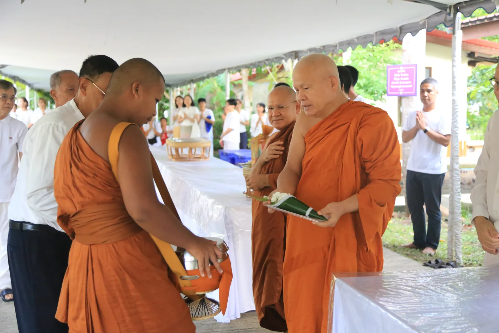 ประมวลภาพบรรยากาศ พิธีสรงน้ำท่านพระอาจารย์ในงานมุทิตาสักการะอายุวัฒนมงคล ๕๖ ปี
