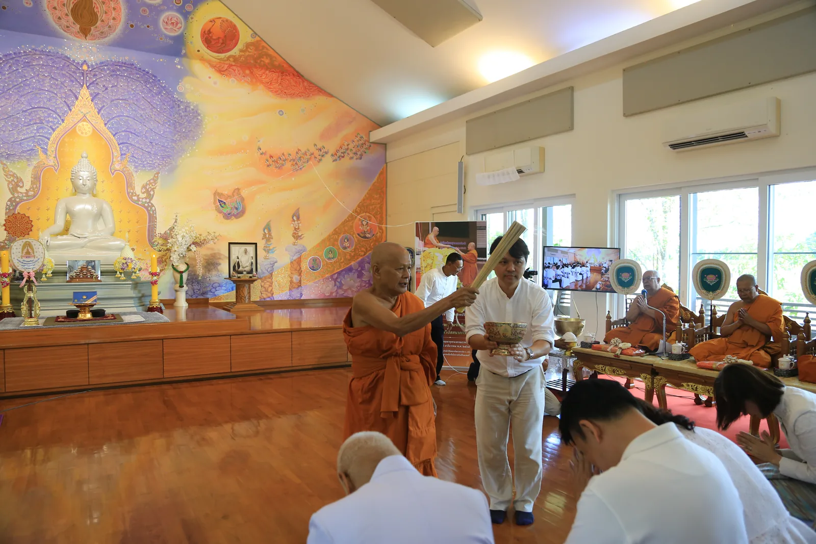 ประมวลภาพบรรยากาศ พิธีสรงน้ำท่านพระอาจารย์ในงานมุทิตาสักการะอายุวัฒนมงคล ๕๖ ปี