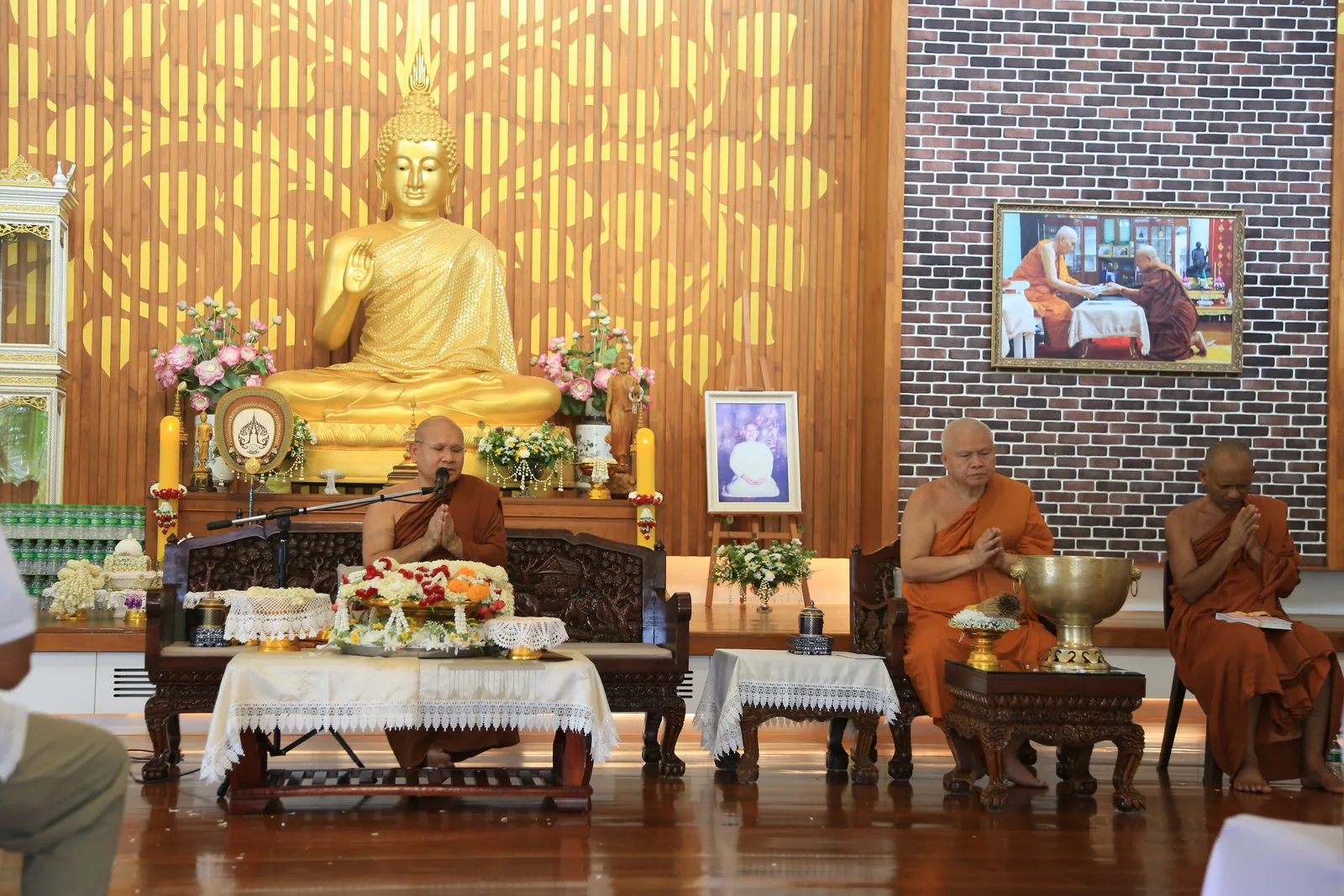 ประมวลภาพบรรยากาศ พิธีสรงน้ำท่านพระอาจารย์ในงานมุทิตาสักการะอายุวัฒนมงคล ๕๖ ปี