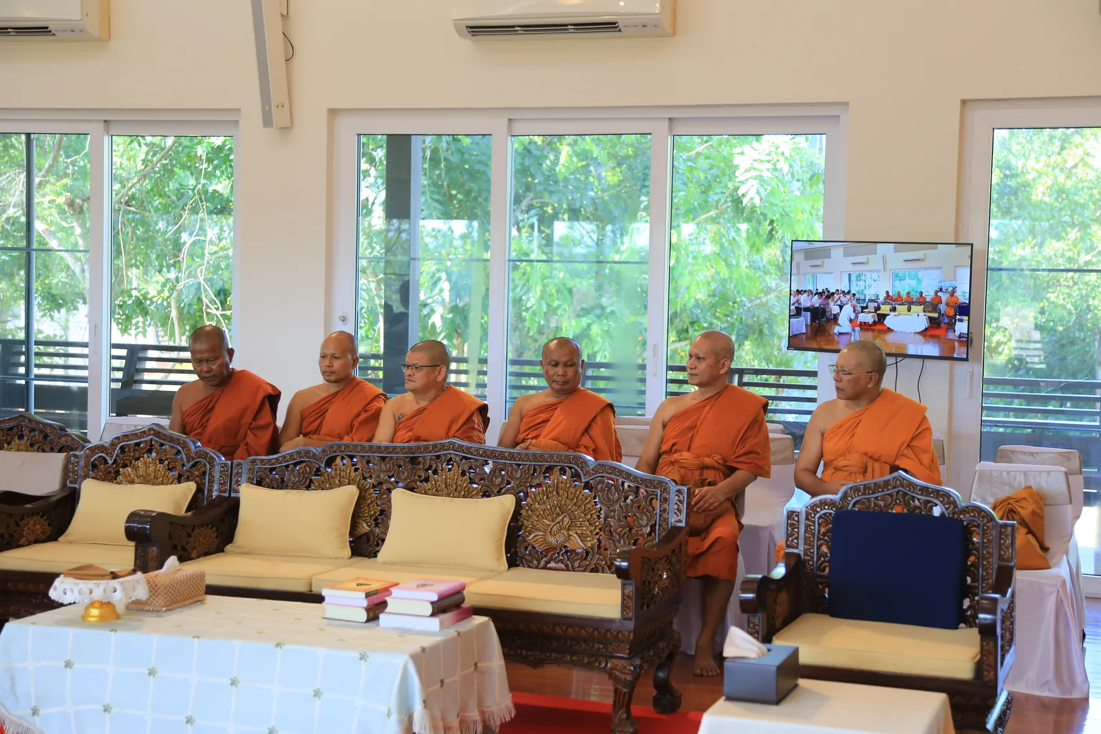 ประมวลภาพบรรยากาศ พิธีสรงน้ำท่านพระอาจารย์ในงานมุทิตาสักการะอายุวัฒนมงคล ๕๖ ปี