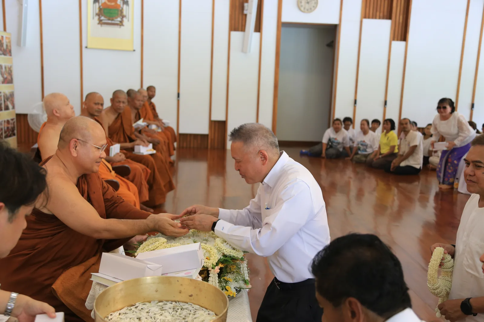 ประมวลภาพบรรยากาศ พิธีสรงน้ำท่านพระอาจารย์ในงานมุทิตาสักการะอายุวัฒนมงคล ๕๖ ปี