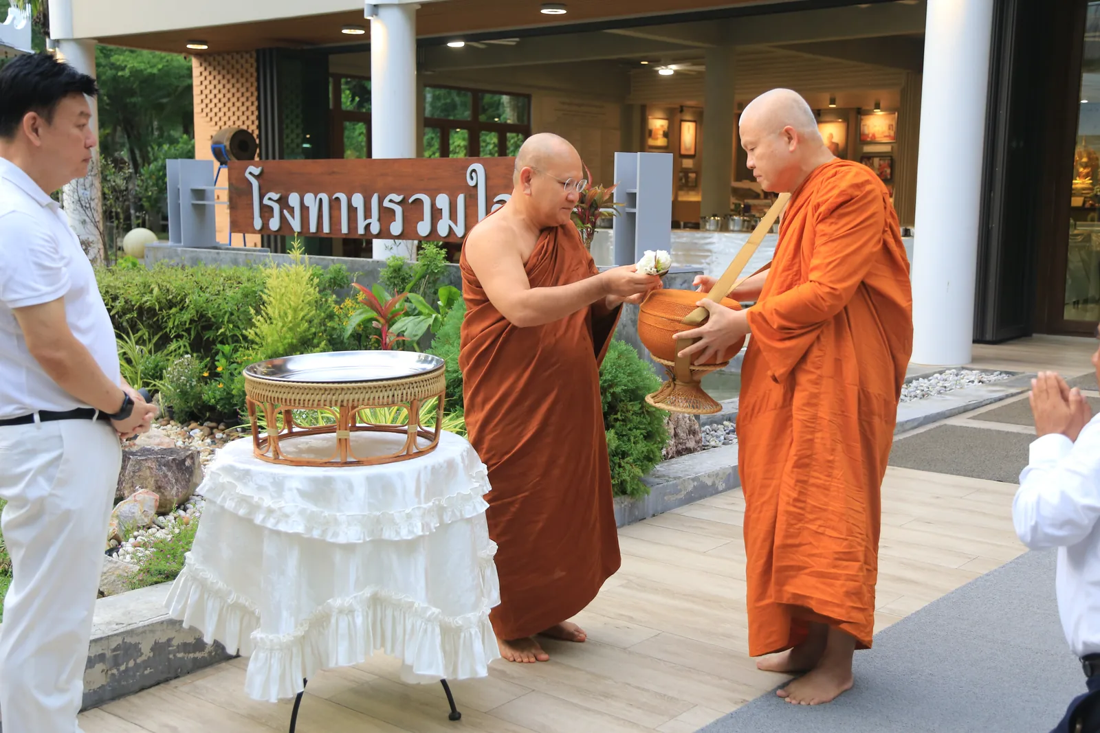 ประมวลภาพบรรยากาศ พิธีสรงน้ำท่านพระอาจารย์ในงานมุทิตาสักการะอายุวัฒนมงคล ๕๖ ปี
