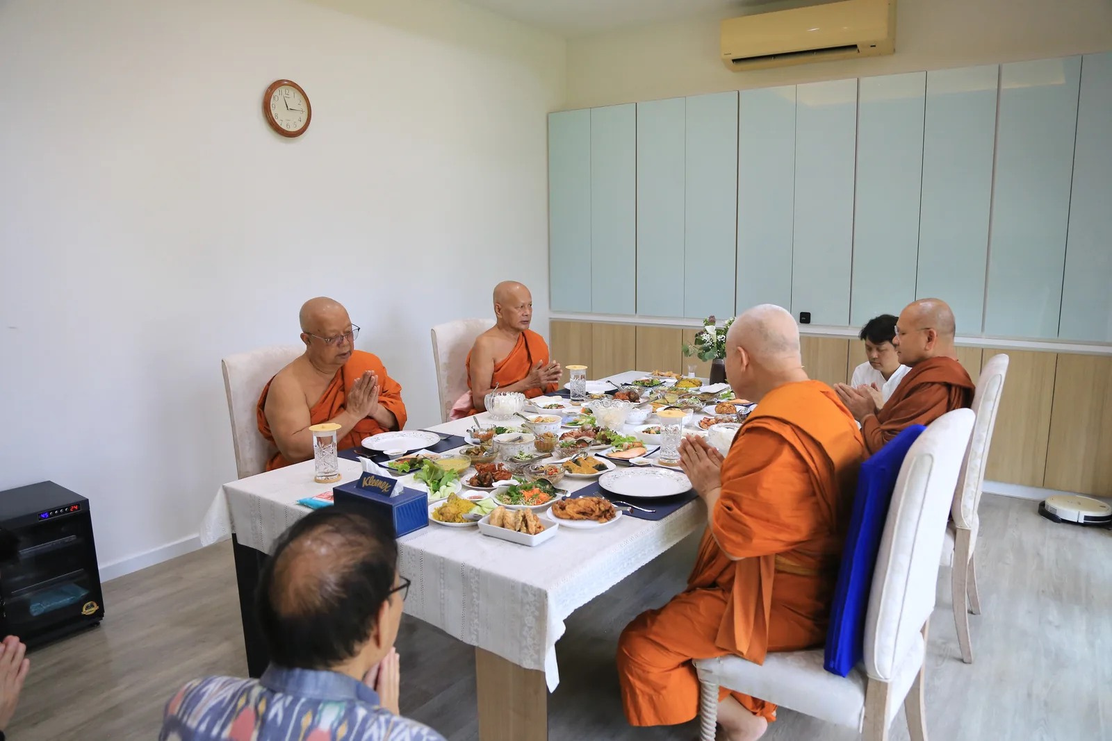 ประมวลภาพบรรยากาศ พิธีสรงน้ำท่านพระอาจารย์ในงานมุทิตาสักการะอายุวัฒนมงคล ๕๖ ปี
