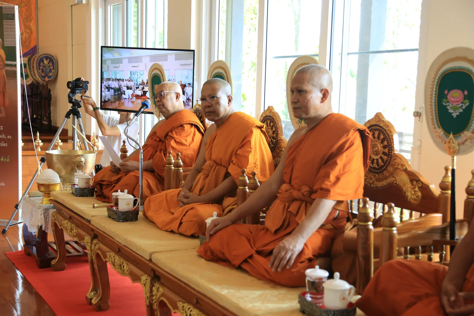 ประมวลภาพบรรยากาศ พิธีสรงน้ำท่านพระอาจารย์ในงานมุทิตาสักการะอายุวัฒนมงคล ๕๖ ปี