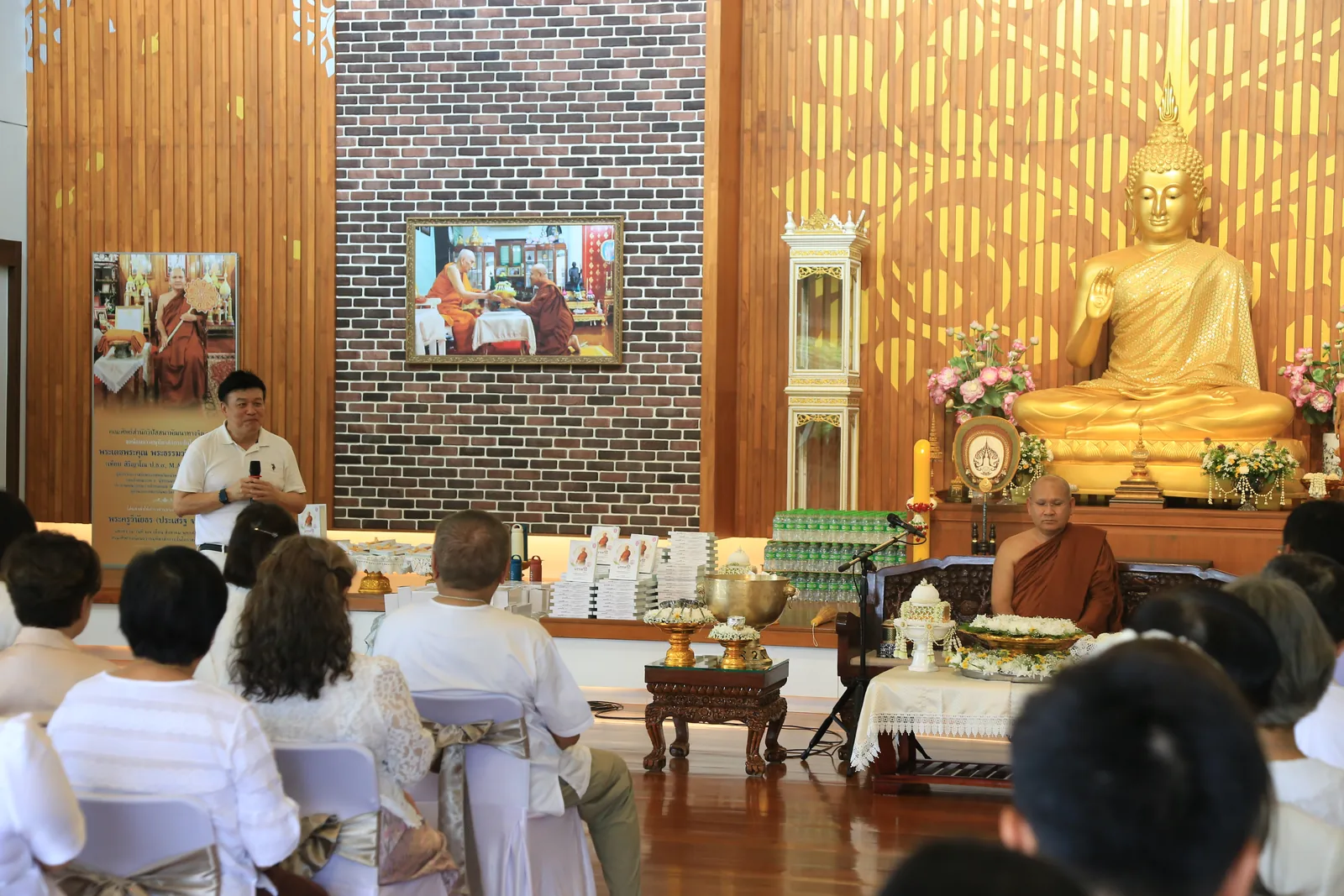 ประมวลภาพบรรยากาศ พิธีสรงน้ำท่านพระอาจารย์ในงานมุทิตาสักการะอายุวัฒนมงคล ๕๖ ปี