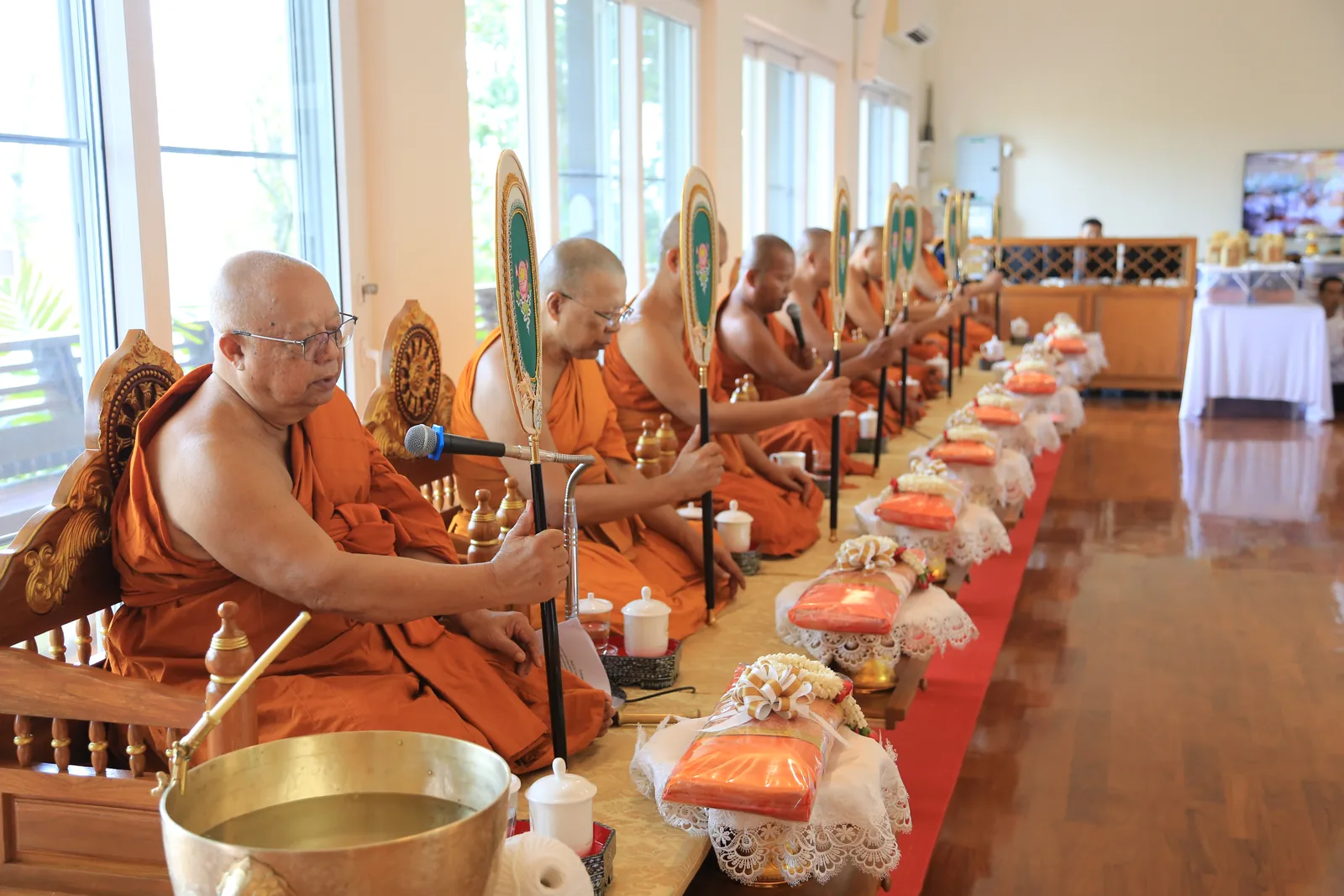 ประมวลภาพบรรยากาศ พิธีสรงน้ำท่านพระอาจารย์ในงานมุทิตาสักการะอายุวัฒนมงคล ๕๖ ปี