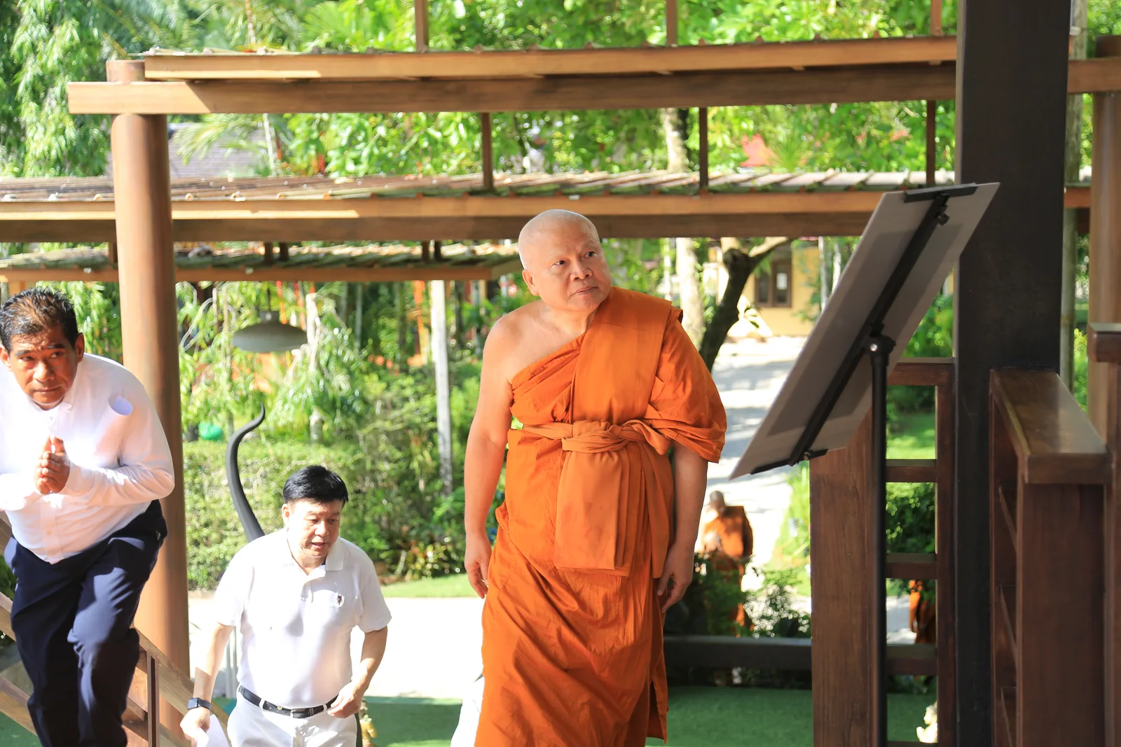 ประมวลภาพบรรยากาศ พิธีสรงน้ำท่านพระอาจารย์ในงานมุทิตาสักการะอายุวัฒนมงคล ๕๖ ปี