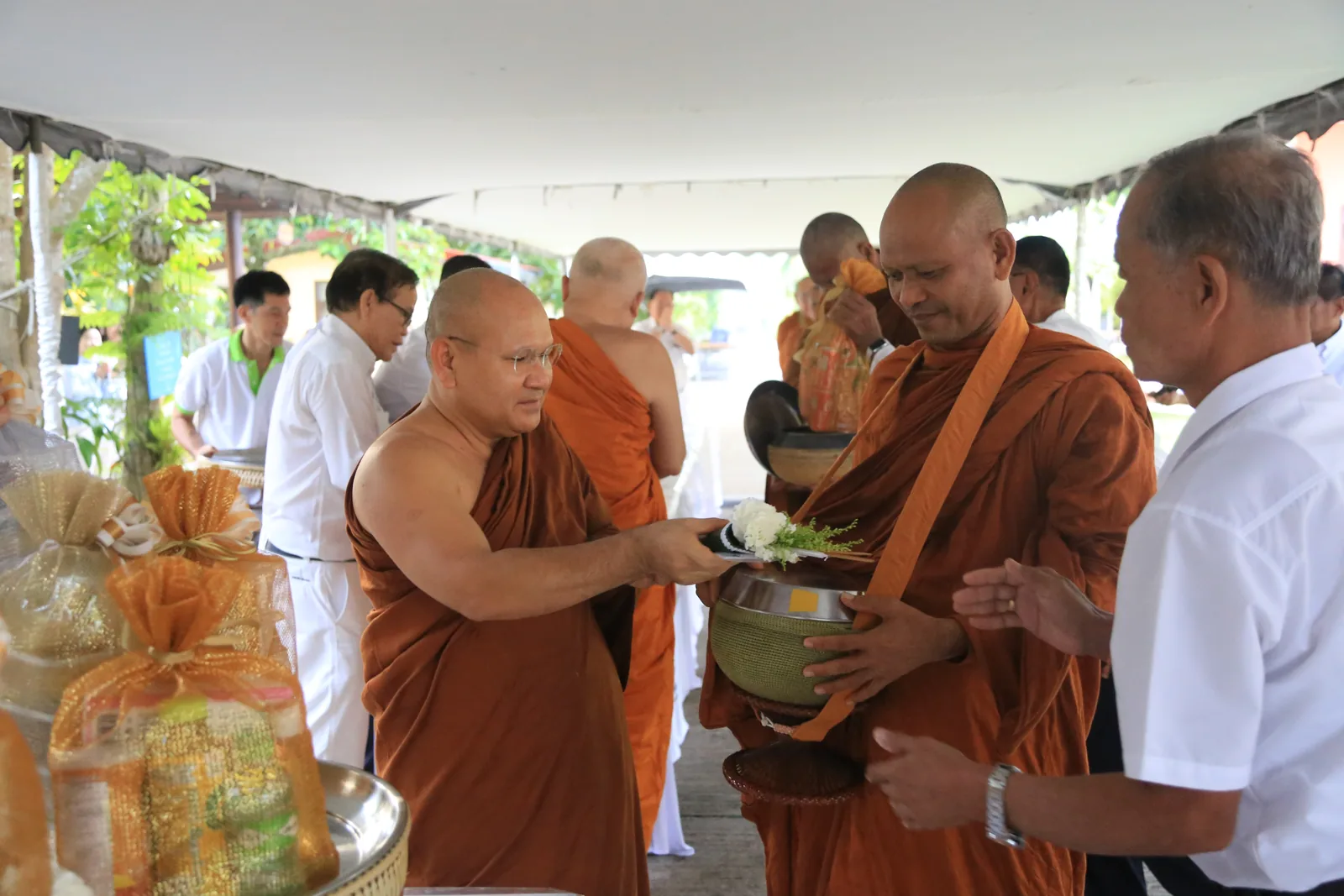 ประมวลภาพบรรยากาศ พิธีสรงน้ำท่านพระอาจารย์ในงานมุทิตาสักการะอายุวัฒนมงคล ๕๖ ปี