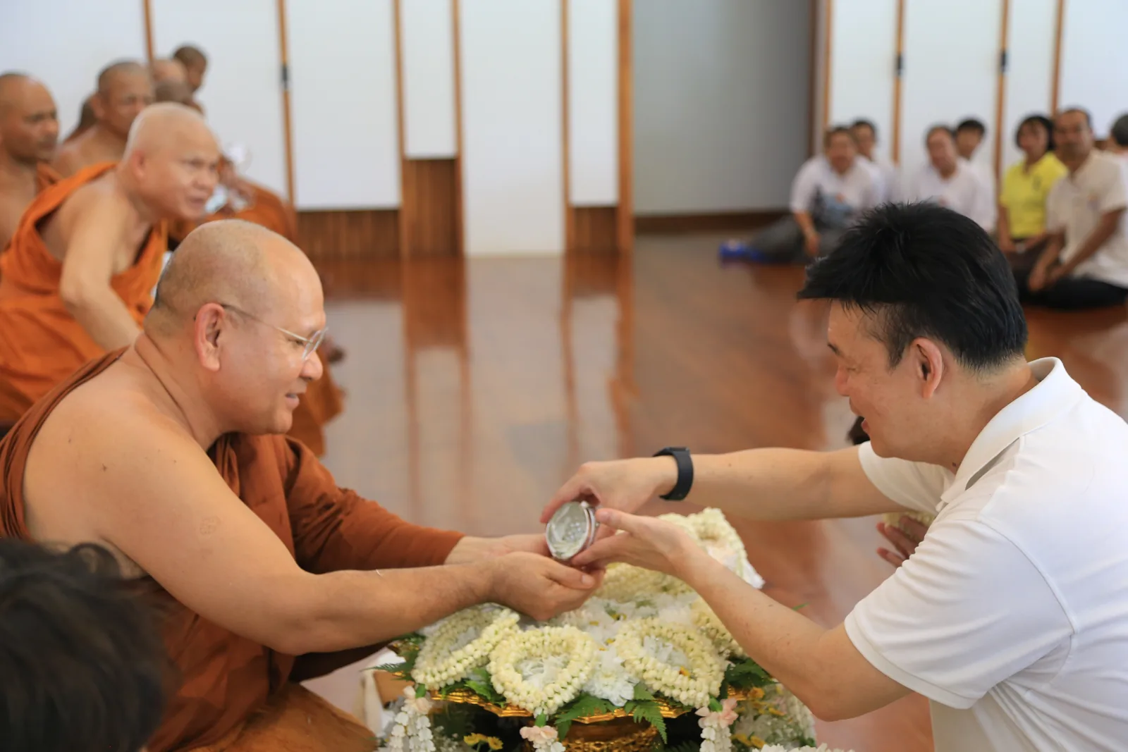 ประมวลภาพบรรยากาศ พิธีสรงน้ำท่านพระอาจารย์ในงานมุทิตาสักการะอายุวัฒนมงคล ๕๖ ปี