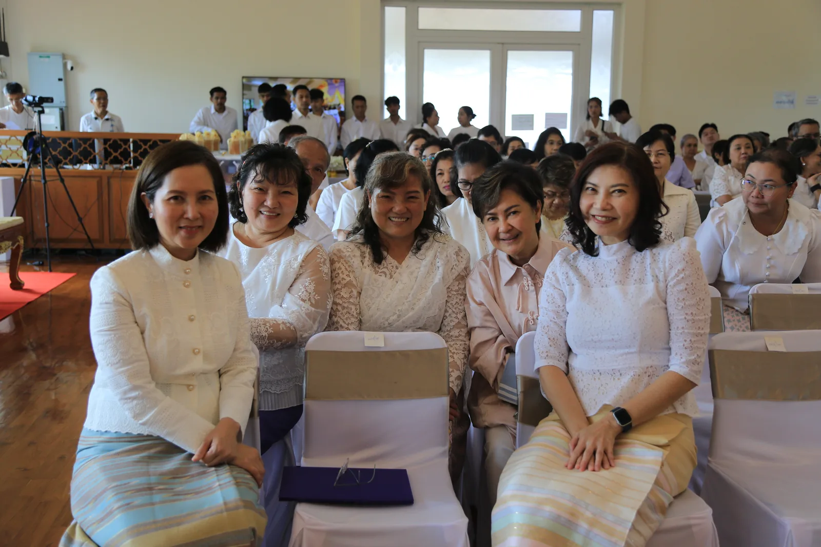 ประมวลภาพบรรยากาศ พิธีสรงน้ำท่านพระอาจารย์ในงานมุทิตาสักการะอายุวัฒนมงคล ๕๖ ปี