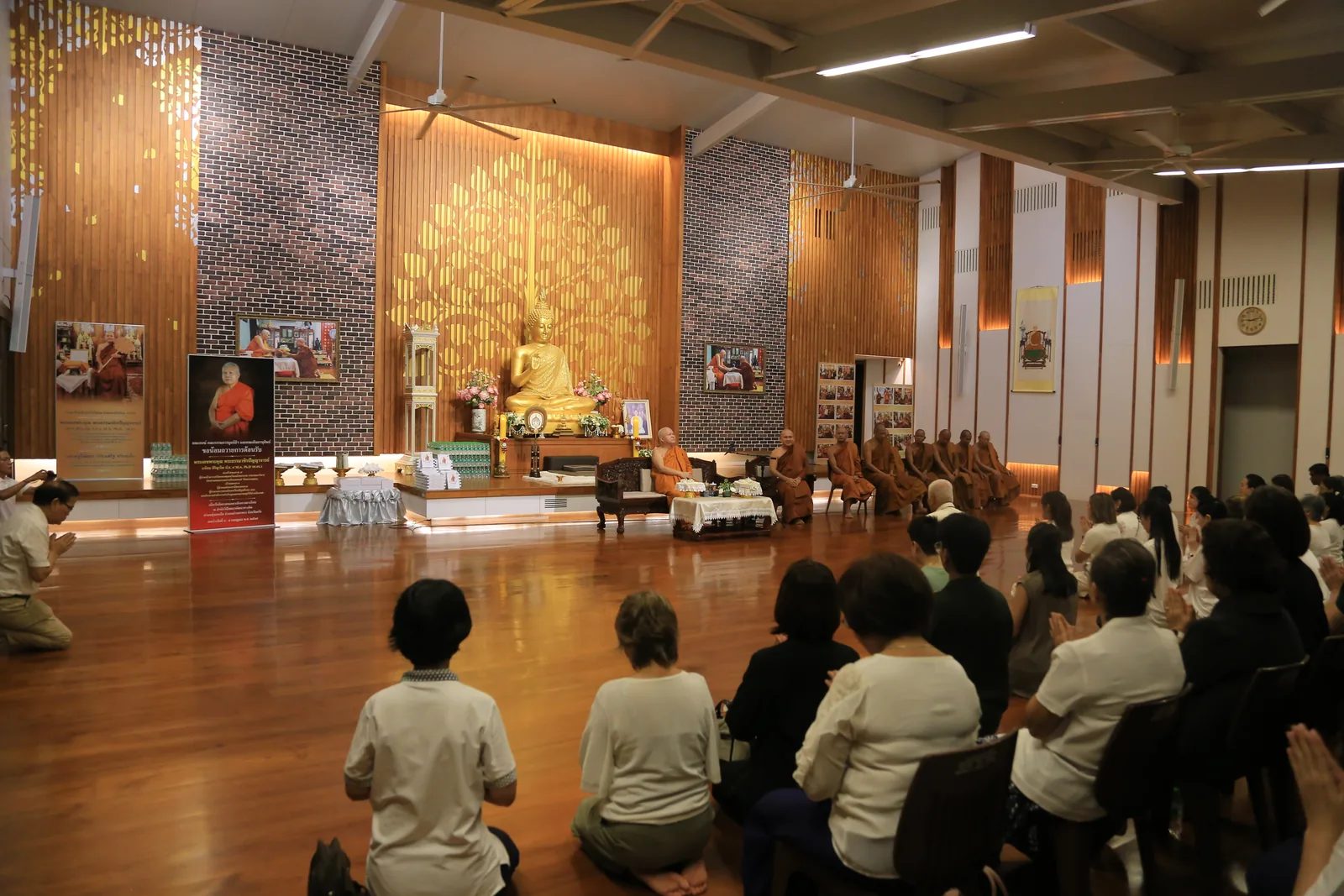 ประมวลภาพบรรยากาศ พิธีสรงน้ำท่านพระอาจารย์ในงานมุทิตาสักการะอายุวัฒนมงคล ๕๖ ปี