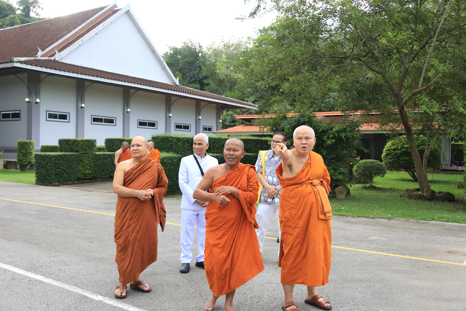 ประมวลภาพบรรยากาศ พิธีสรงน้ำท่านพระอาจารย์ในงานมุทิตาสักการะอายุวัฒนมงคล ๕๖ ปี