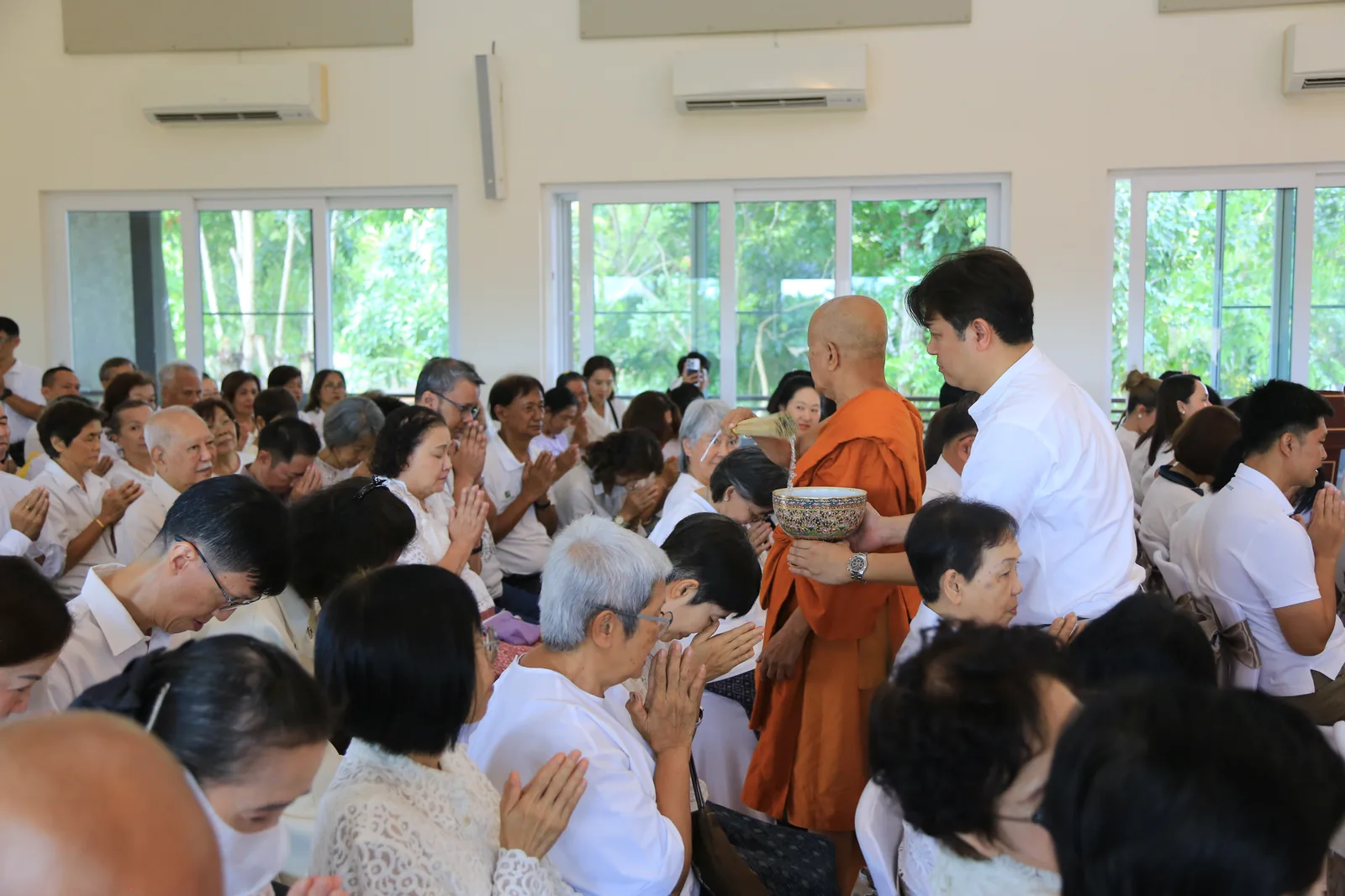 ประมวลภาพบรรยากาศ พิธีสรงน้ำท่านพระอาจารย์ในงานมุทิตาสักการะอายุวัฒนมงคล ๕๖ ปี