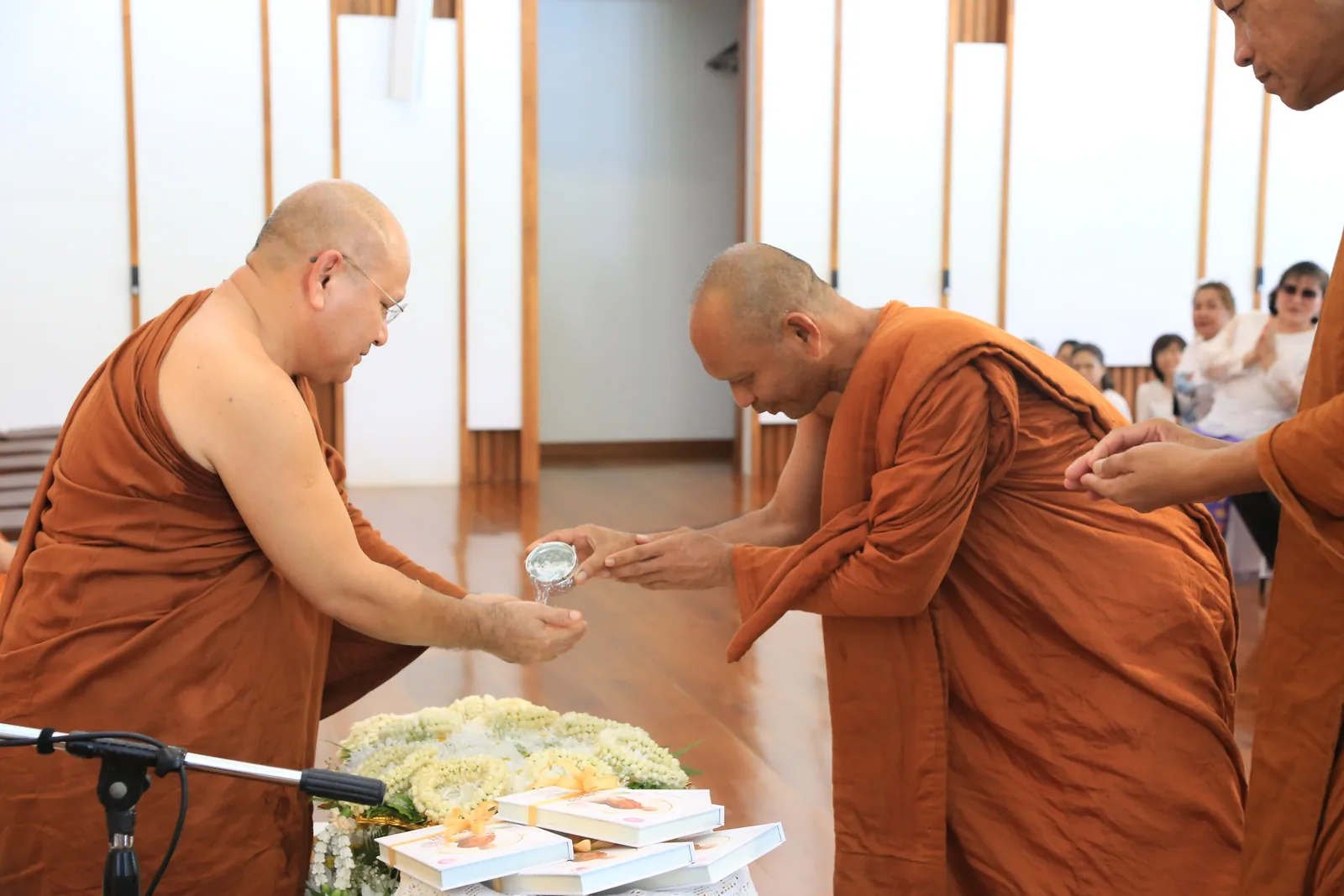 ประมวลภาพบรรยากาศ พิธีสรงน้ำท่านพระอาจารย์ในงานมุทิตาสักการะอายุวัฒนมงคล ๕๖ ปี