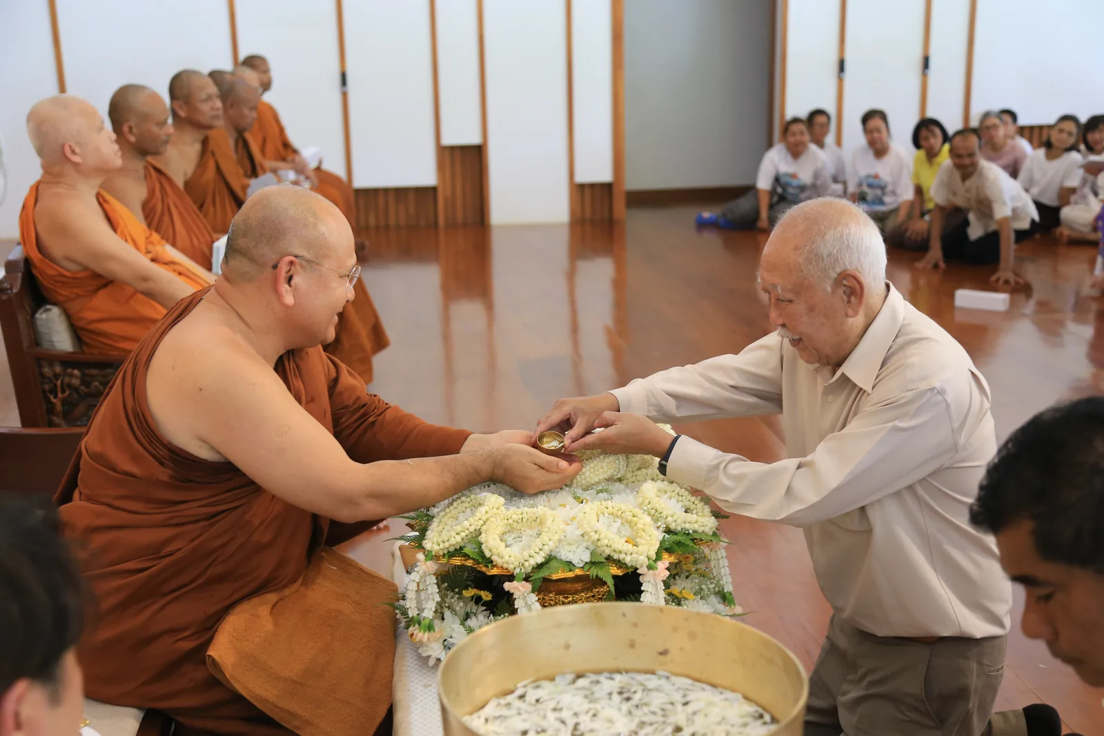 ประมวลภาพบรรยากาศ พิธีสรงน้ำท่านพระอาจารย์ในงานมุทิตาสักการะอายุวัฒนมงคล ๕๖ ปี