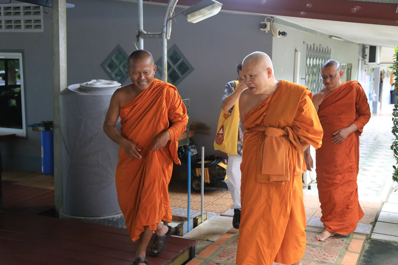 ประมวลภาพบรรยากาศ พิธีสรงน้ำท่านพระอาจารย์ในงานมุทิตาสักการะอายุวัฒนมงคล ๕๖ ปี