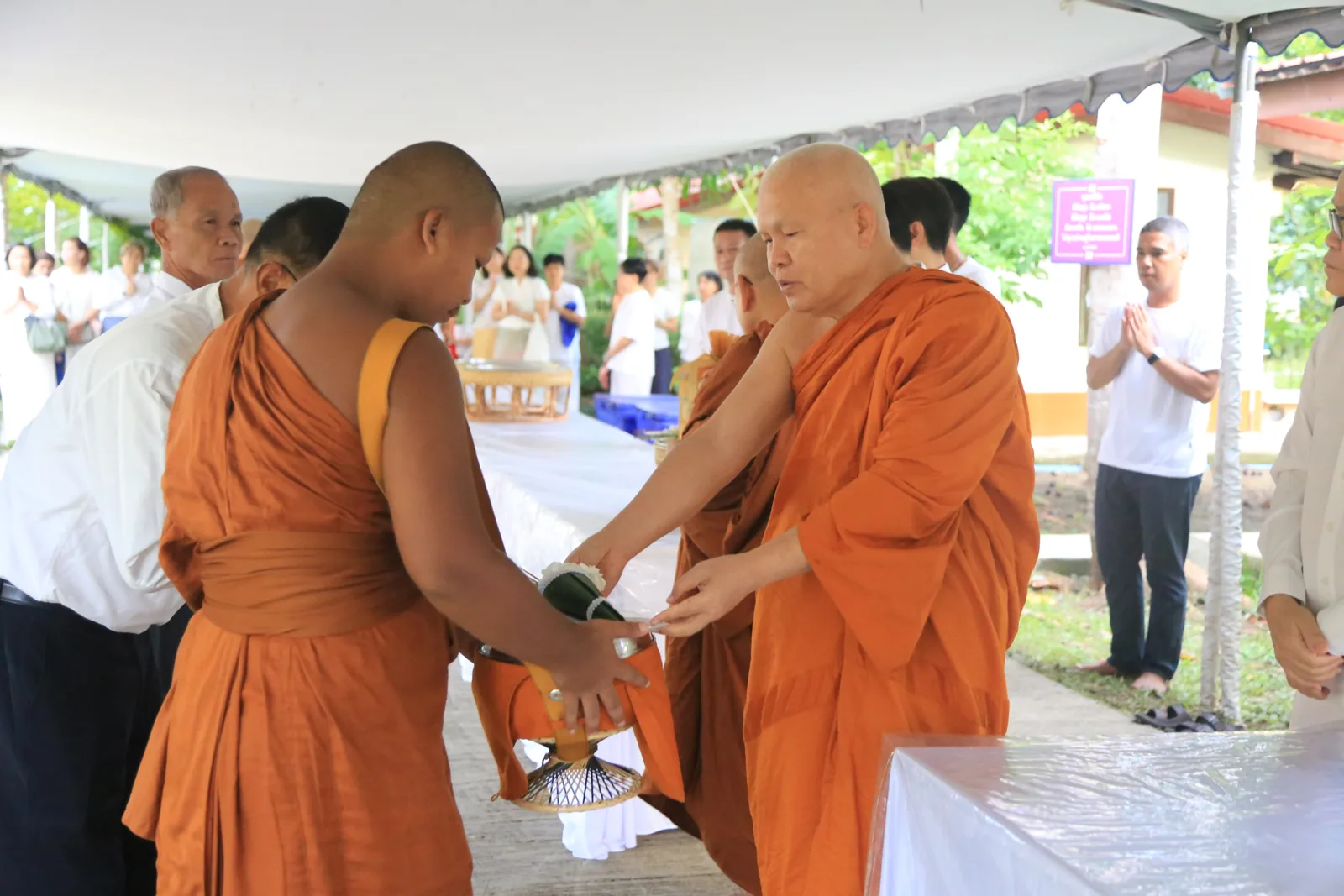 ประมวลภาพบรรยากาศ พิธีสรงน้ำท่านพระอาจารย์ในงานมุทิตาสักการะอายุวัฒนมงคล ๕๖ ปี