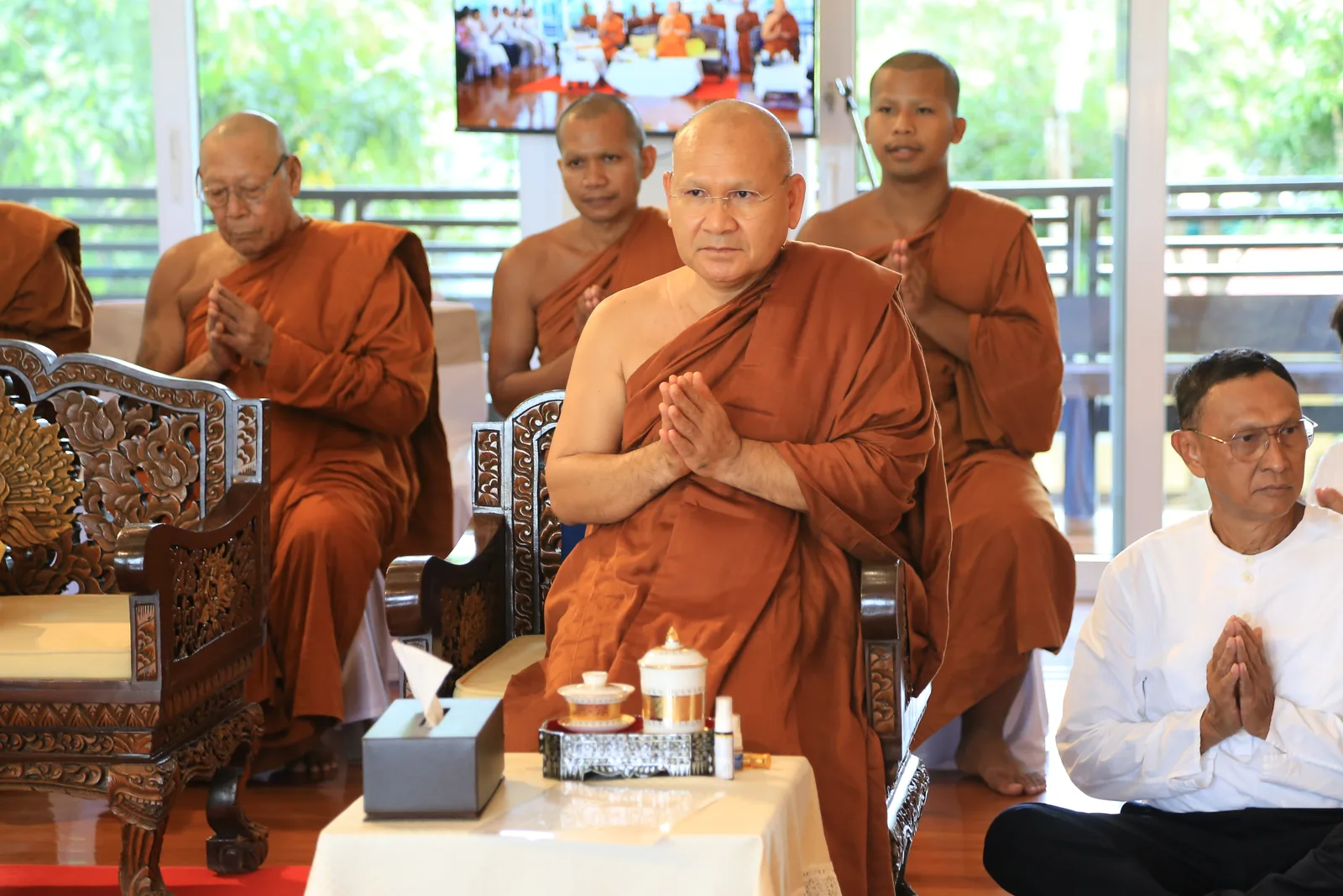 ประมวลภาพบรรยากาศ พิธีสรงน้ำท่านพระอาจารย์ในงานมุทิตาสักการะอายุวัฒนมงคล ๕๖ ปี