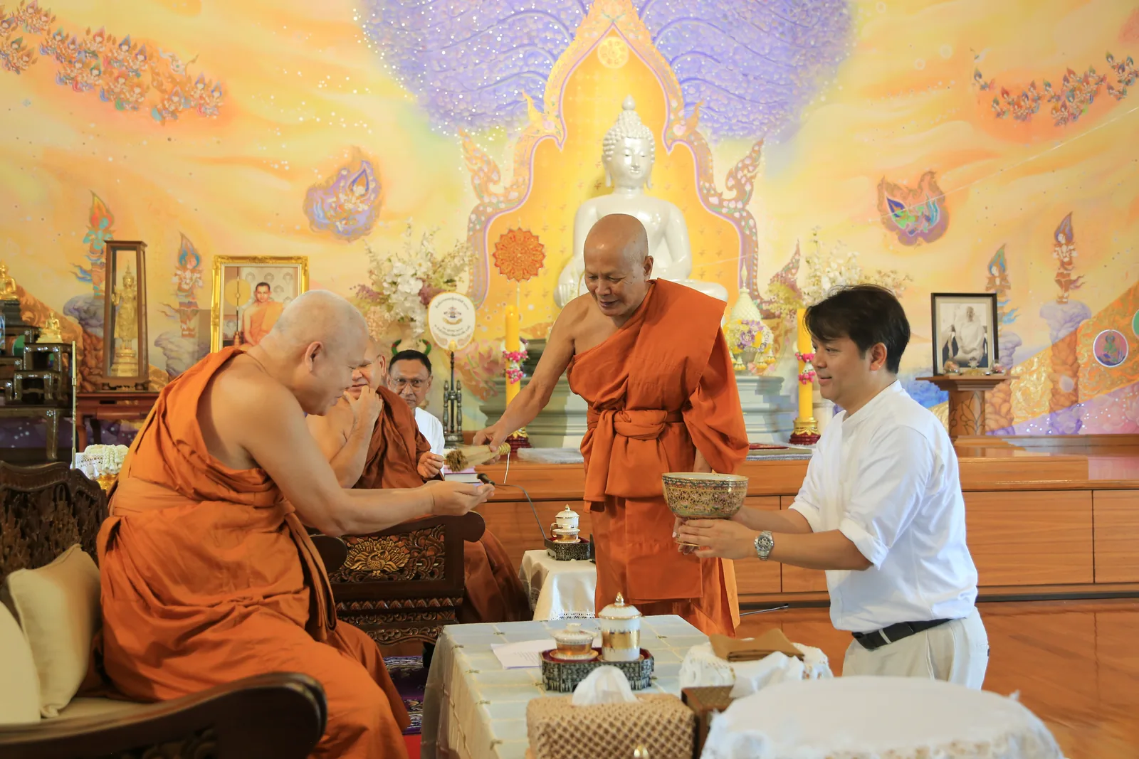 ประมวลภาพบรรยากาศ พิธีสรงน้ำท่านพระอาจารย์ในงานมุทิตาสักการะอายุวัฒนมงคล ๕๖ ปี