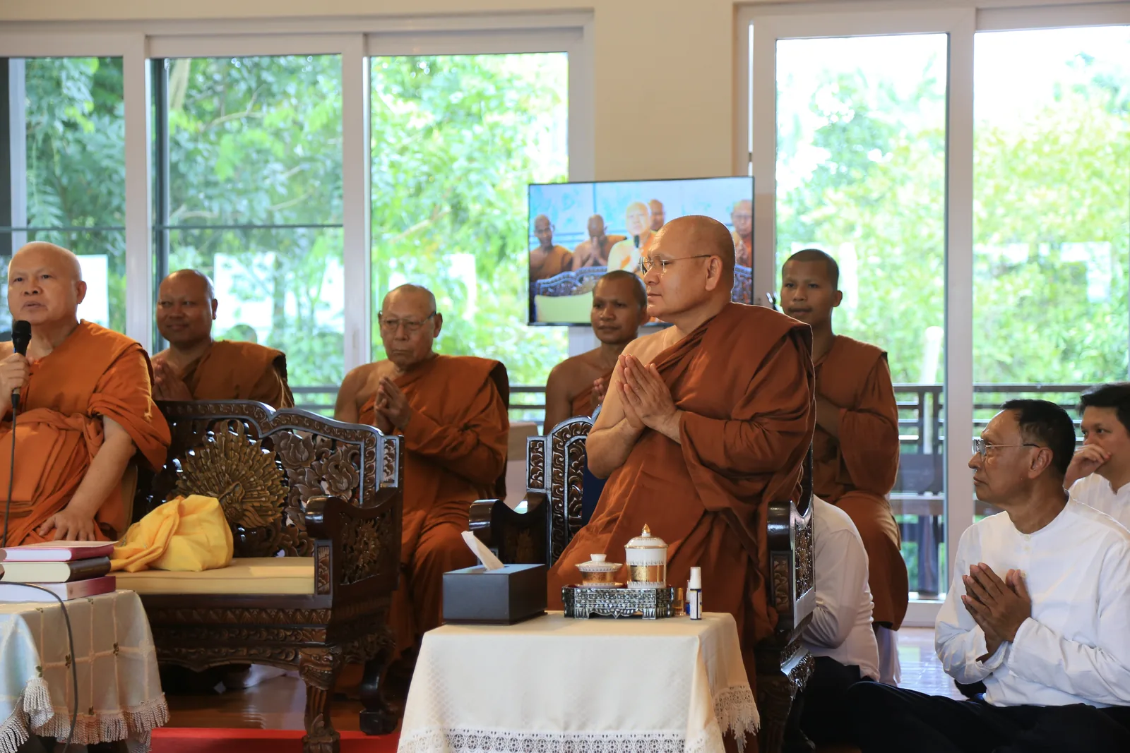ประมวลภาพบรรยากาศ พิธีสรงน้ำท่านพระอาจารย์ในงานมุทิตาสักการะอายุวัฒนมงคล ๕๖ ปี