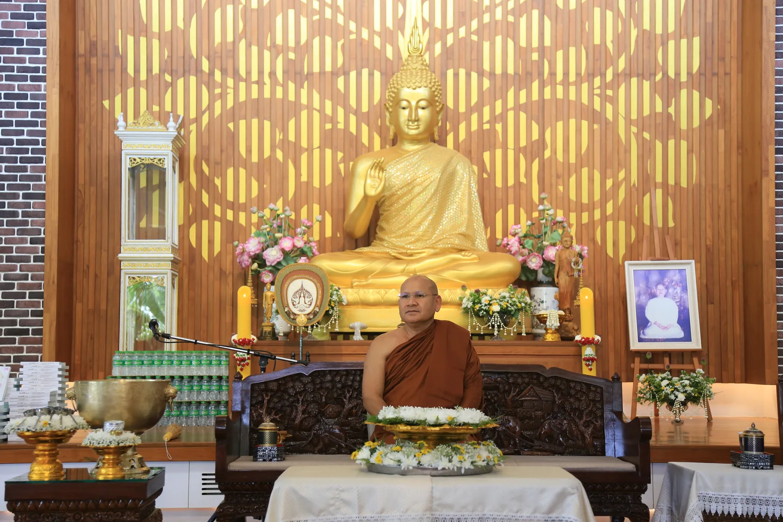 ประมวลภาพบรรยากาศ พิธีสรงน้ำท่านพระอาจารย์ในงานมุทิตาสักการะอายุวัฒนมงคล ๕๖ ปี