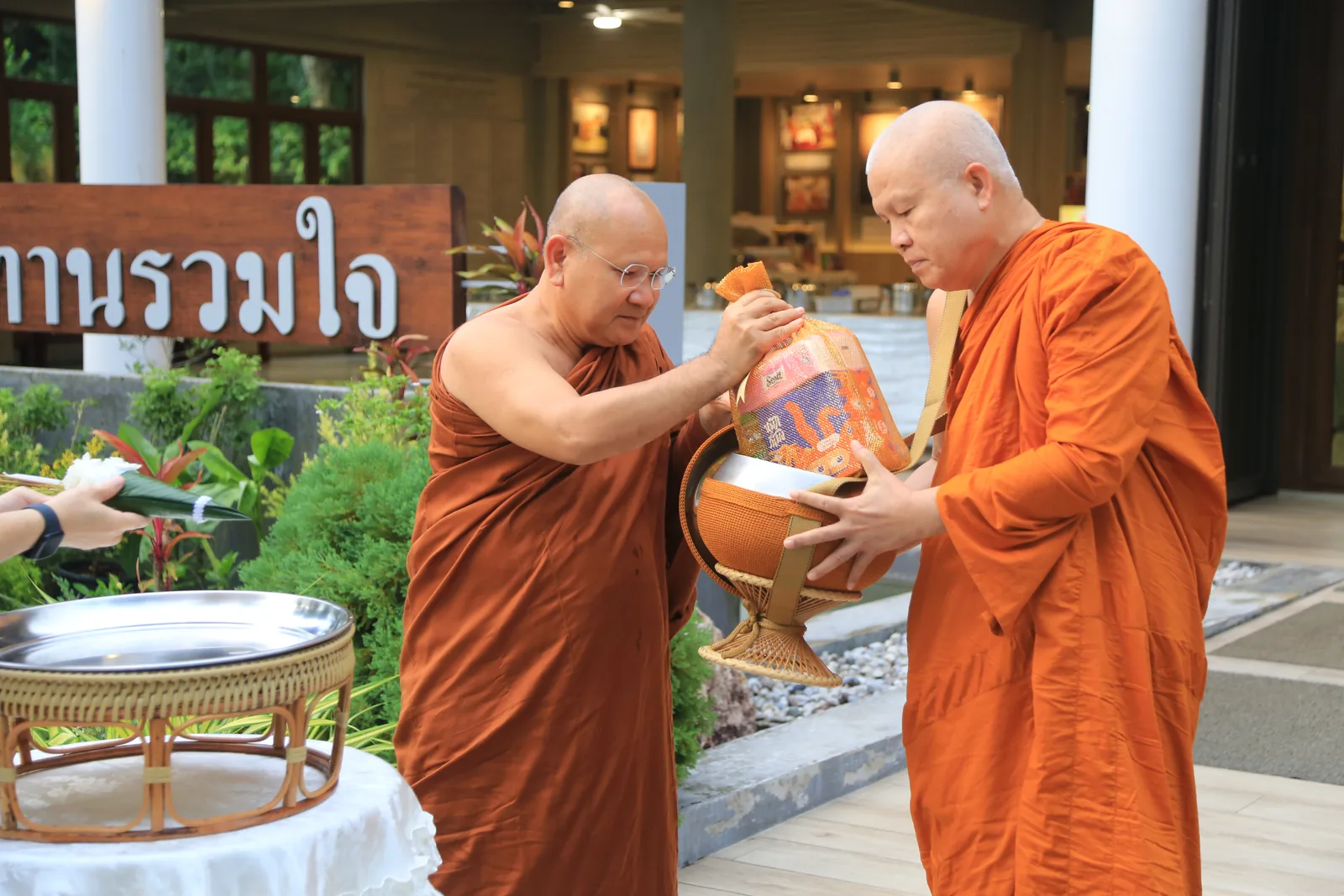 ประมวลภาพบรรยากาศ พิธีสรงน้ำท่านพระอาจารย์ในงานมุทิตาสักการะอายุวัฒนมงคล ๕๖ ปี