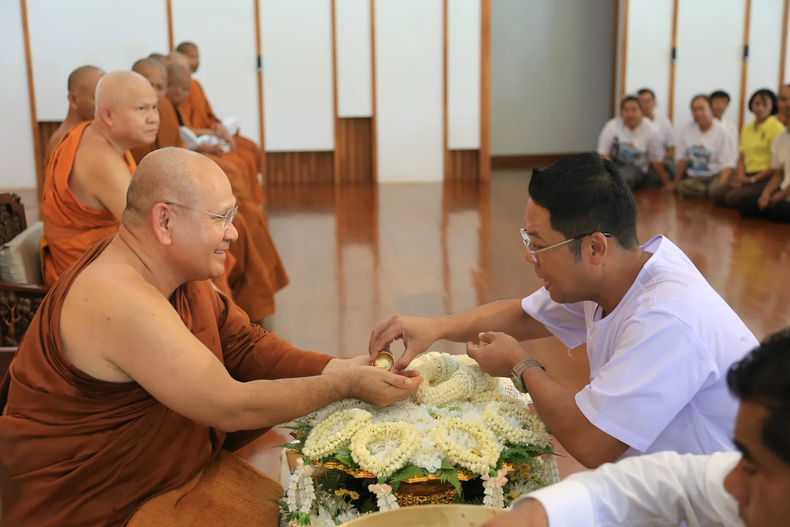 ประมวลภาพบรรยากาศ พิธีสรงน้ำท่านพระอาจารย์ในงานมุทิตาสักการะอายุวัฒนมงคล ๕๖ ปี